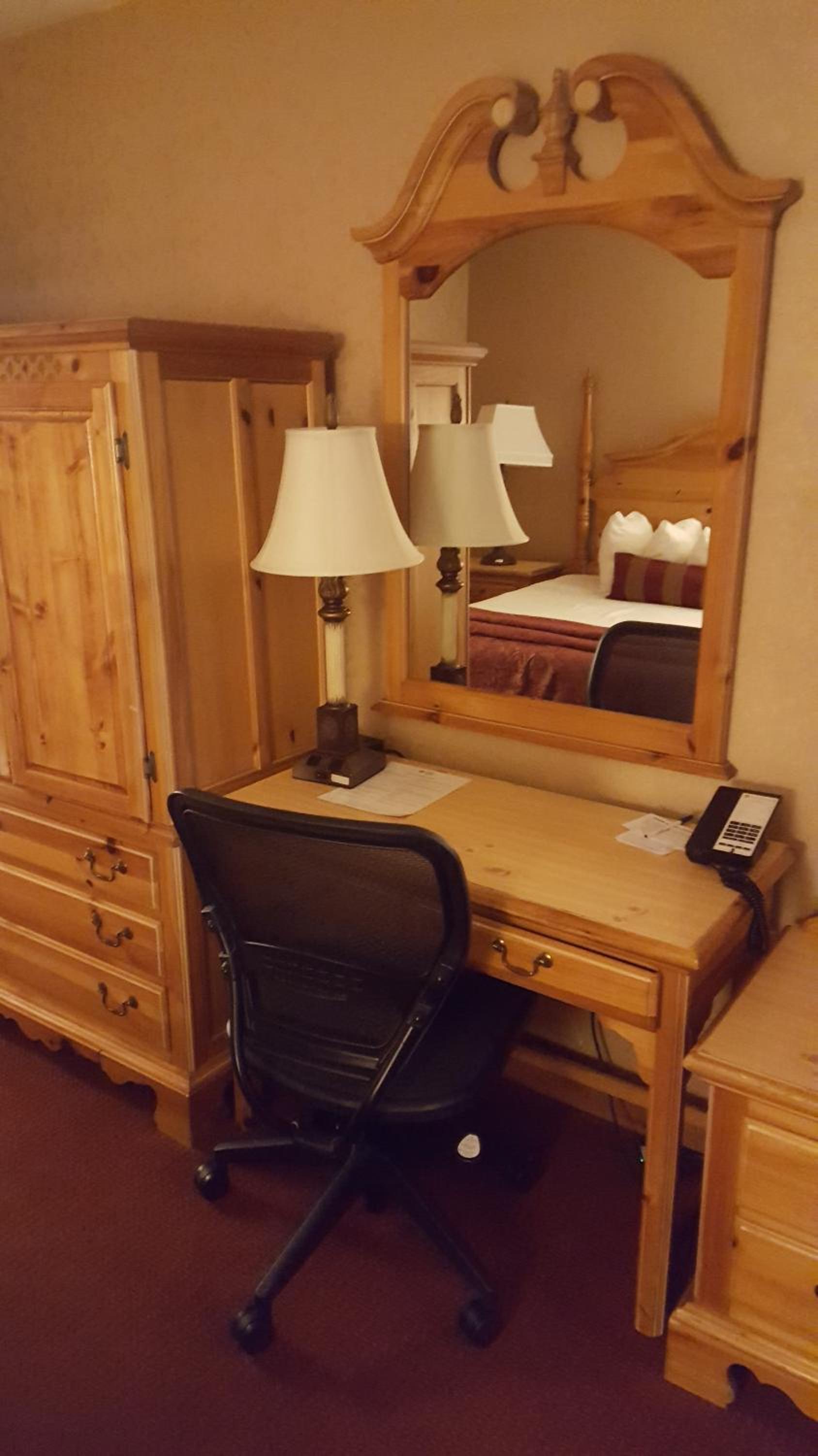 Queen Room with Two Queen Beds - Courtyard View - Photo 9
