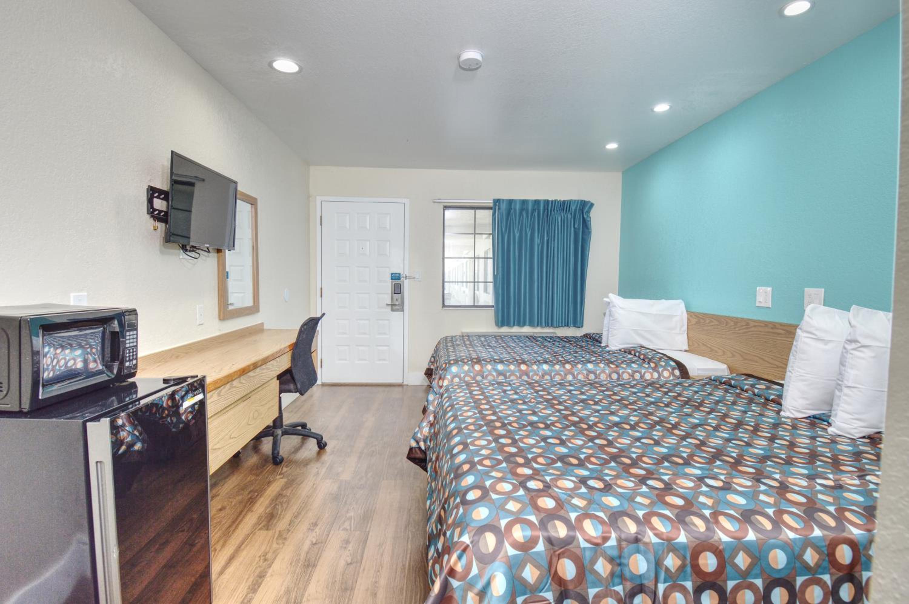 Queen Room with Two Queen Beds photo 2