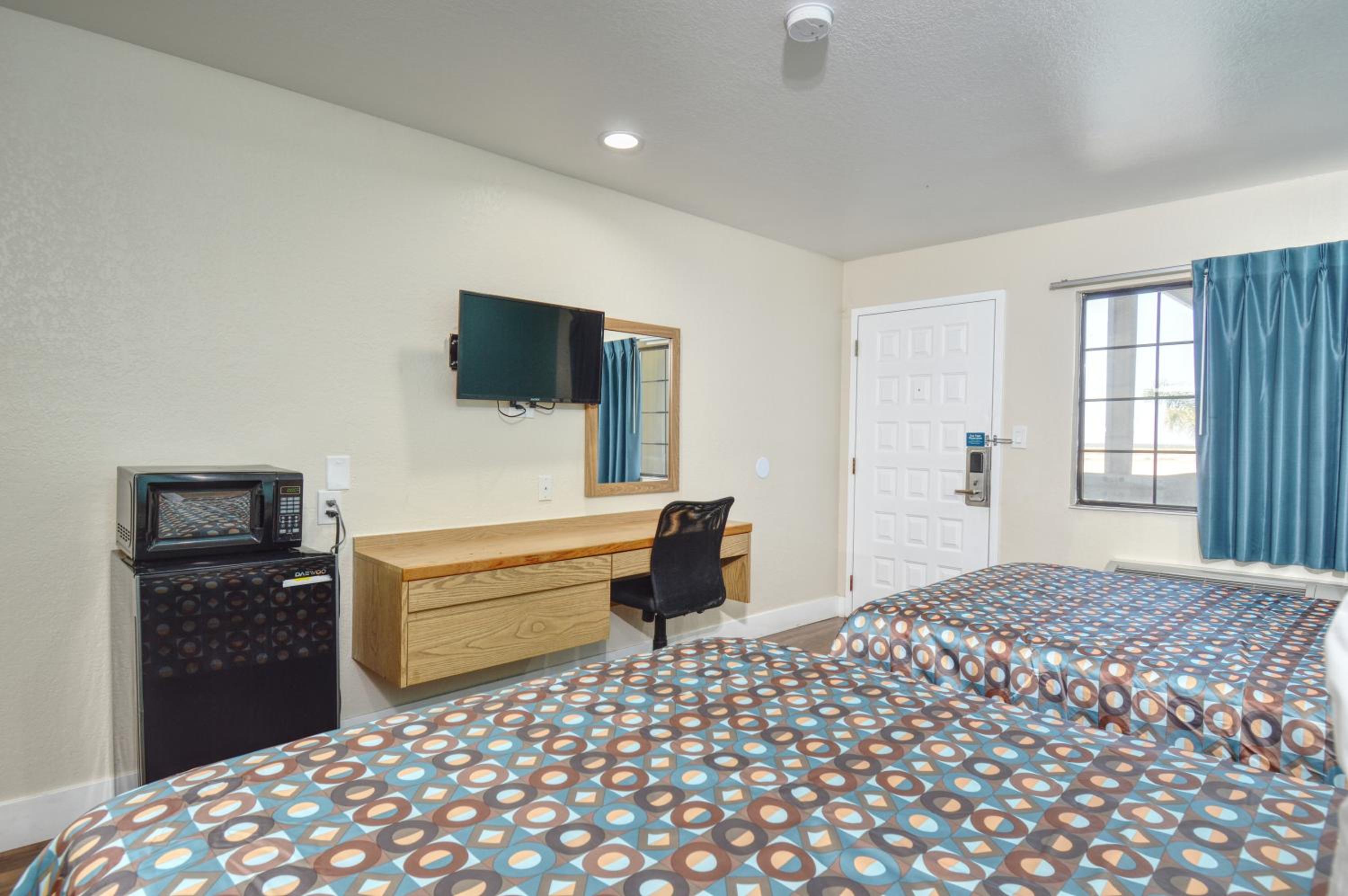 Queen Room with Two Queen Beds photo 3
