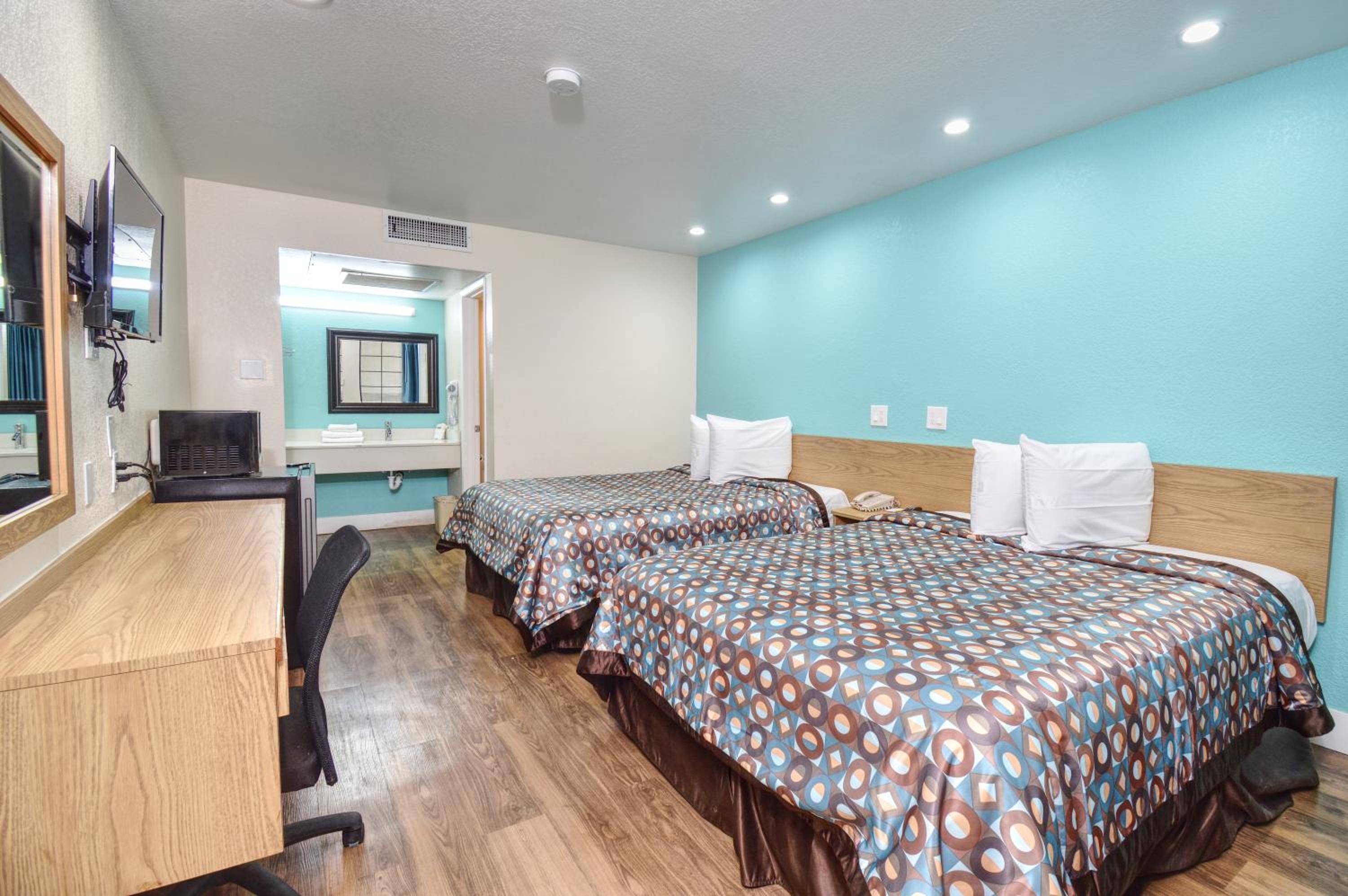 Double Room with Two Double Beds with Roll in Shower - Disability Access photo 3