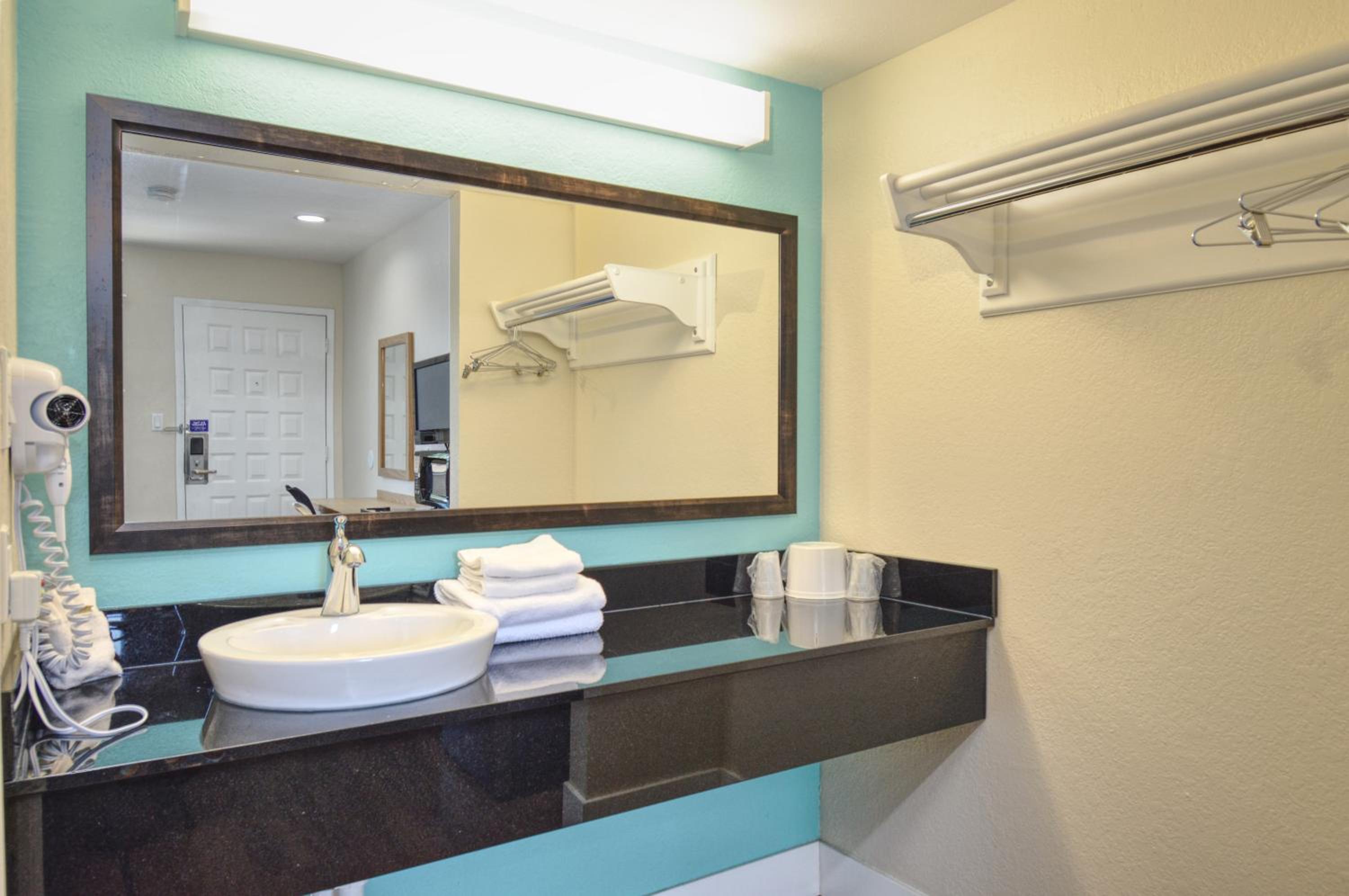 Double Room with Two Double Beds with Roll in Shower - Disability Access photo 2