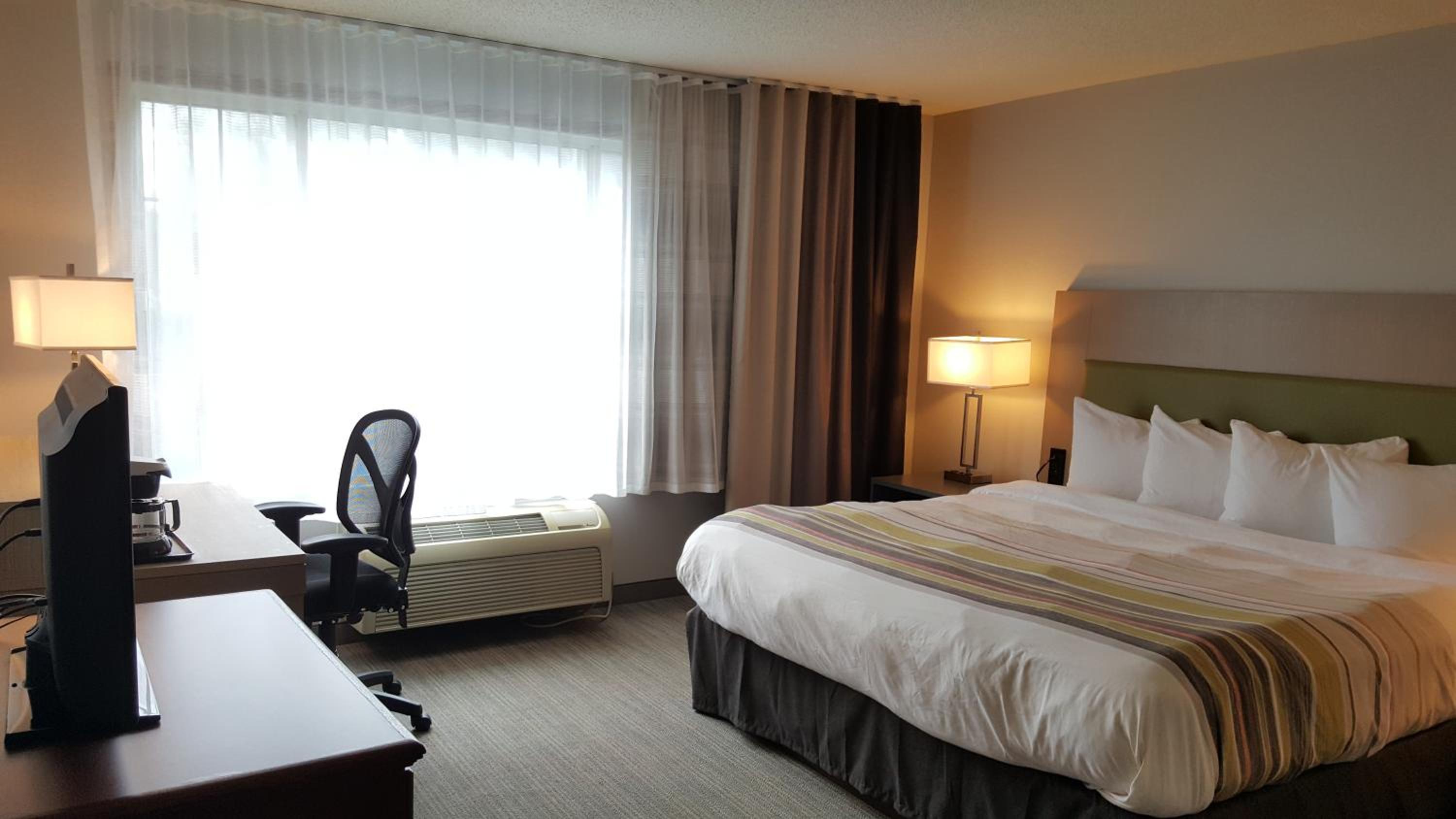 King Room - Non-Smoking - Photo 5