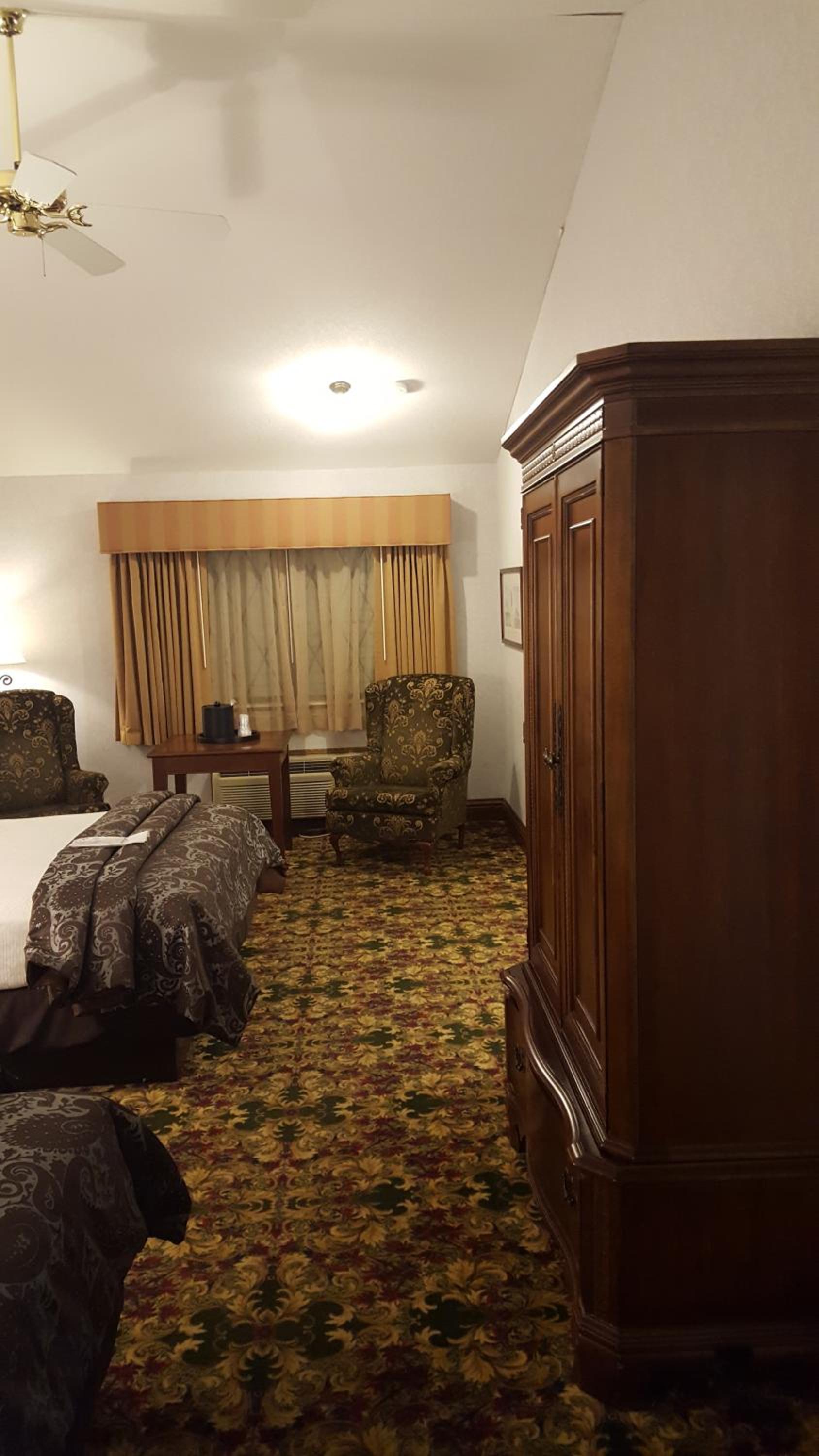 Two-Room Queen Suite with Four Queen Beds and Sofa Bed - Photo 17