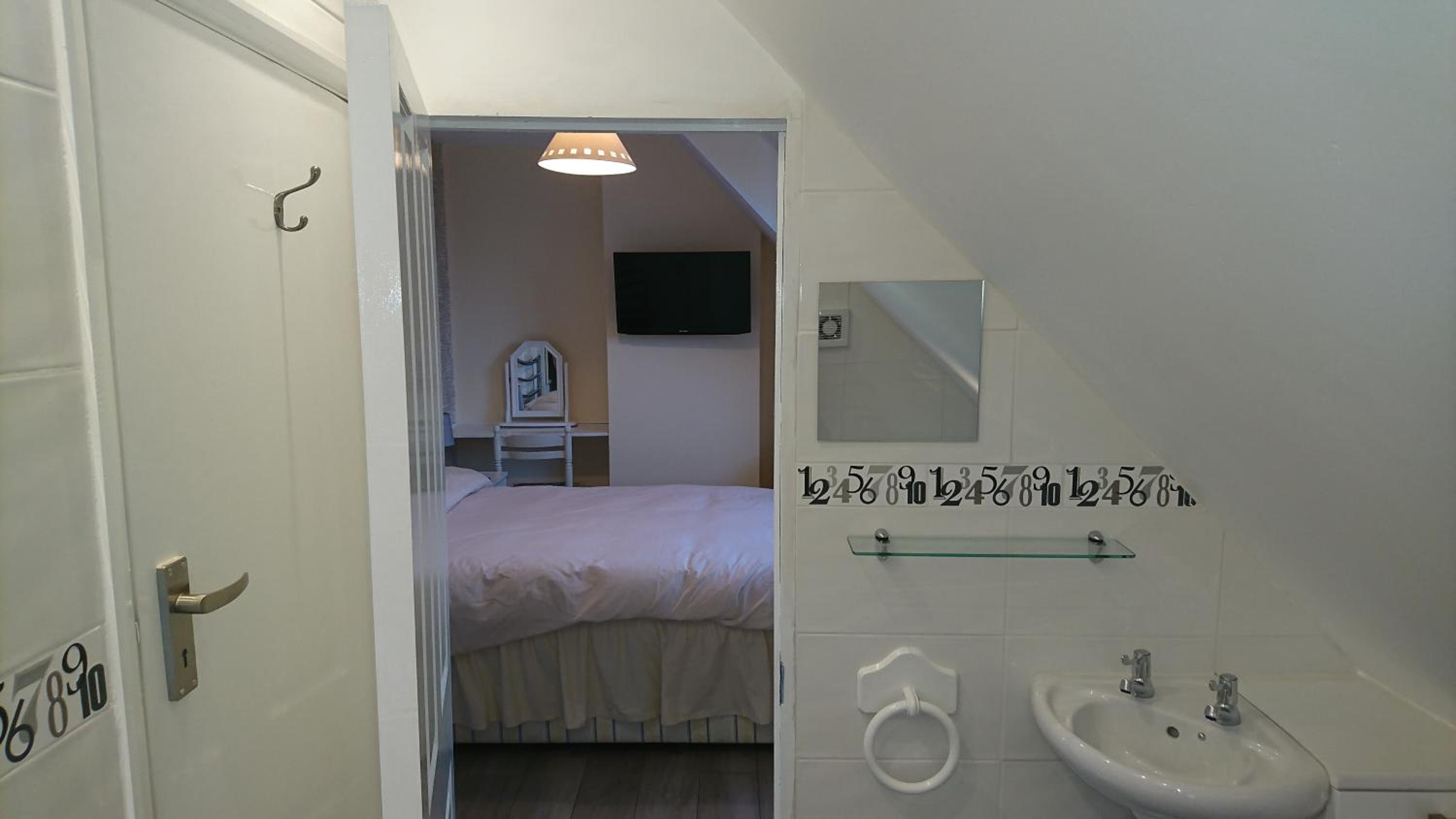 Double Room with Private Bathroom - Photo 2