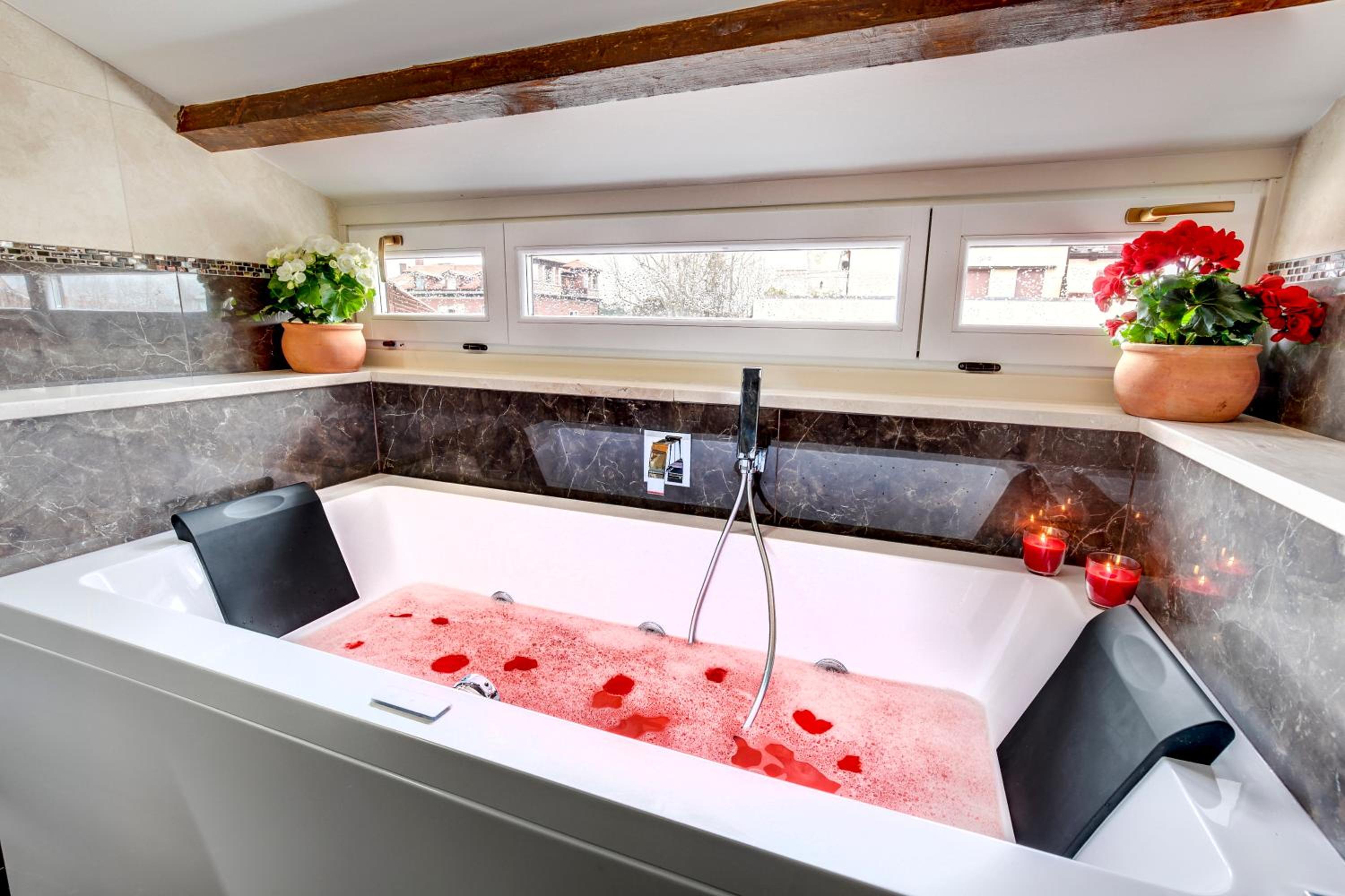 King Room with Spa Bath - Attic photo 3