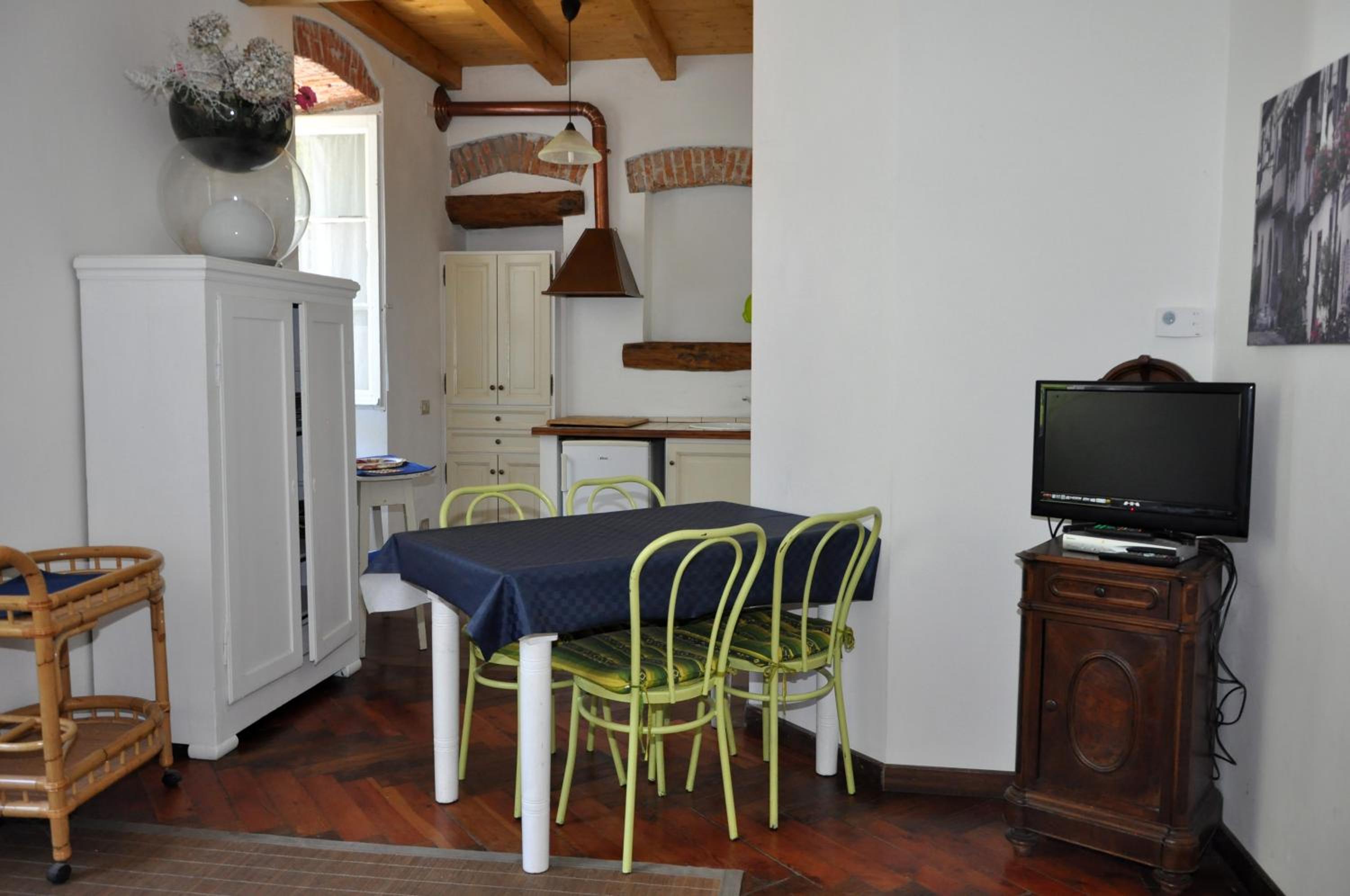 Two-Bedroom Apartment - Photo 2