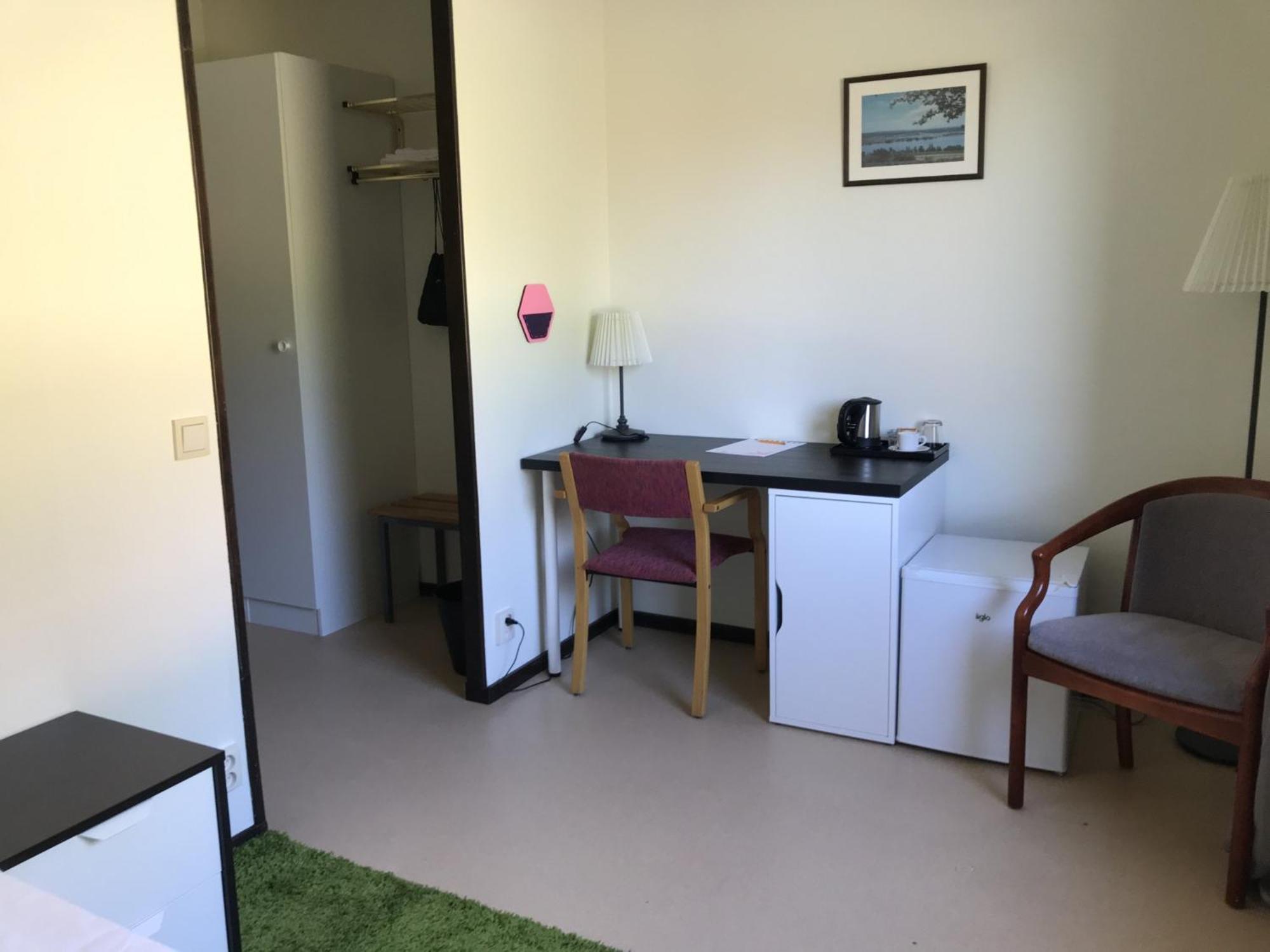 Single Room with Private Bathroom photo 2