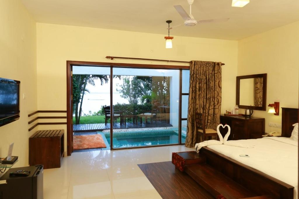 Lake view room with plunge pool - Photo 9