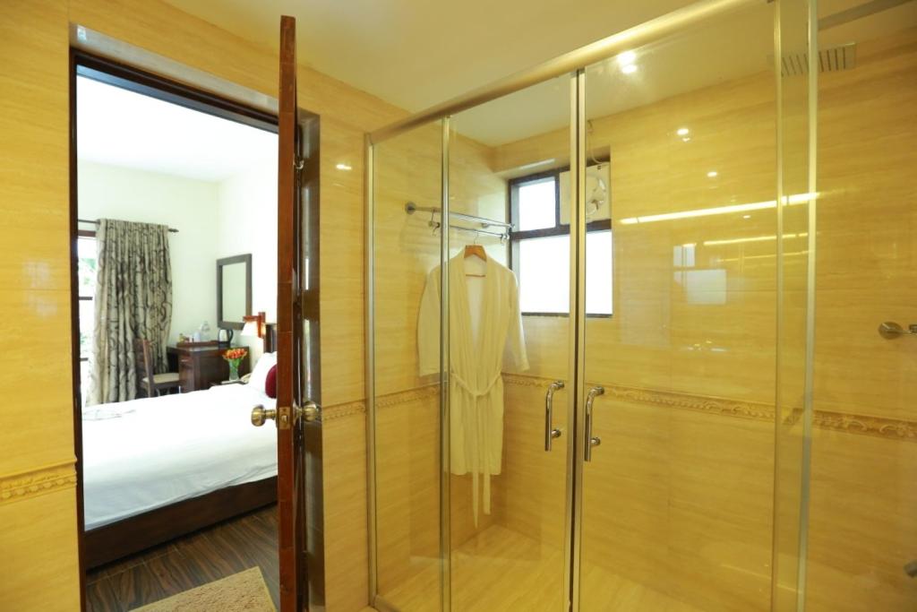 Lake view room with plunge pool - Photo 8
