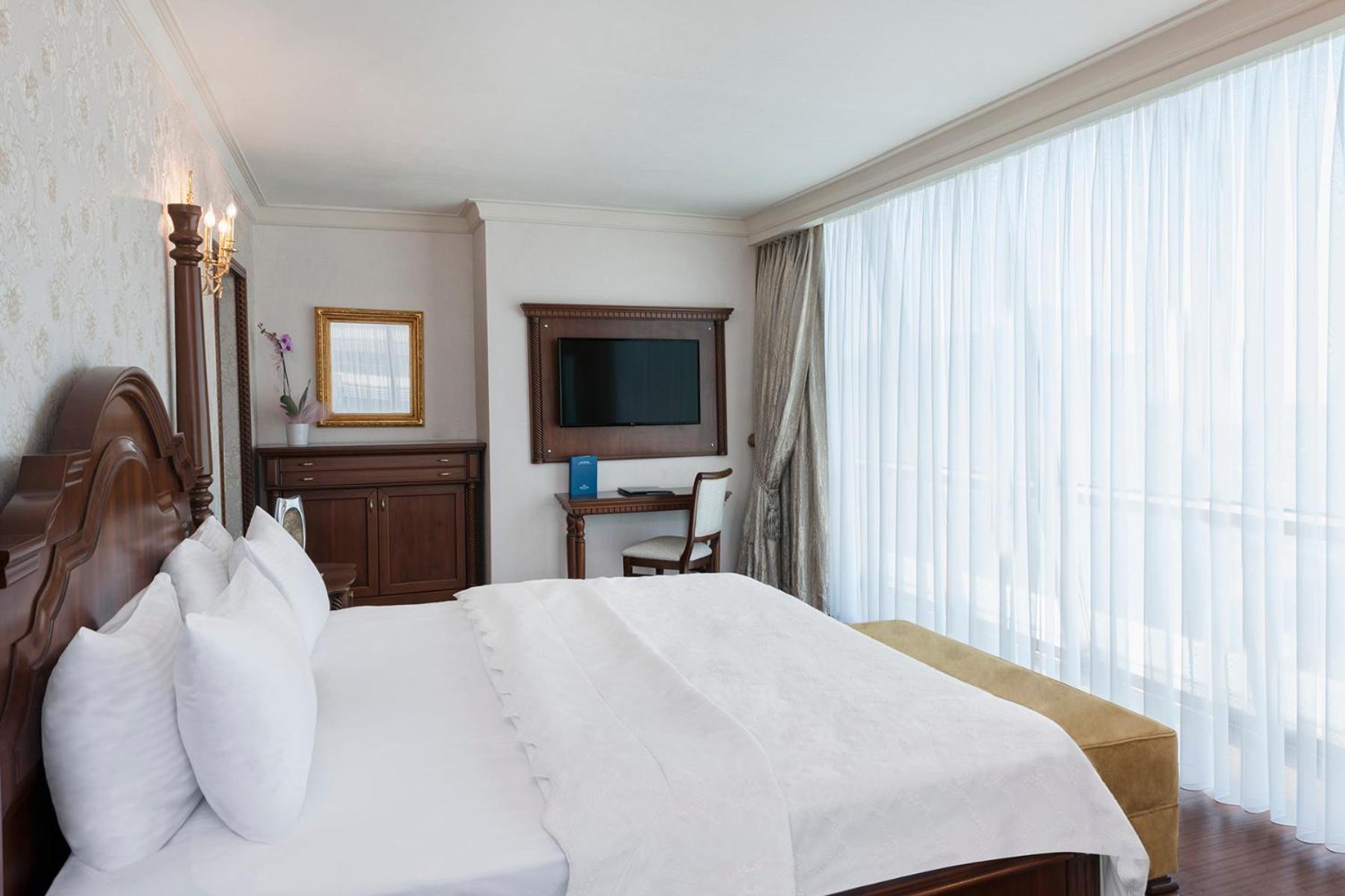 Suite with Queen Size Bed photo 3