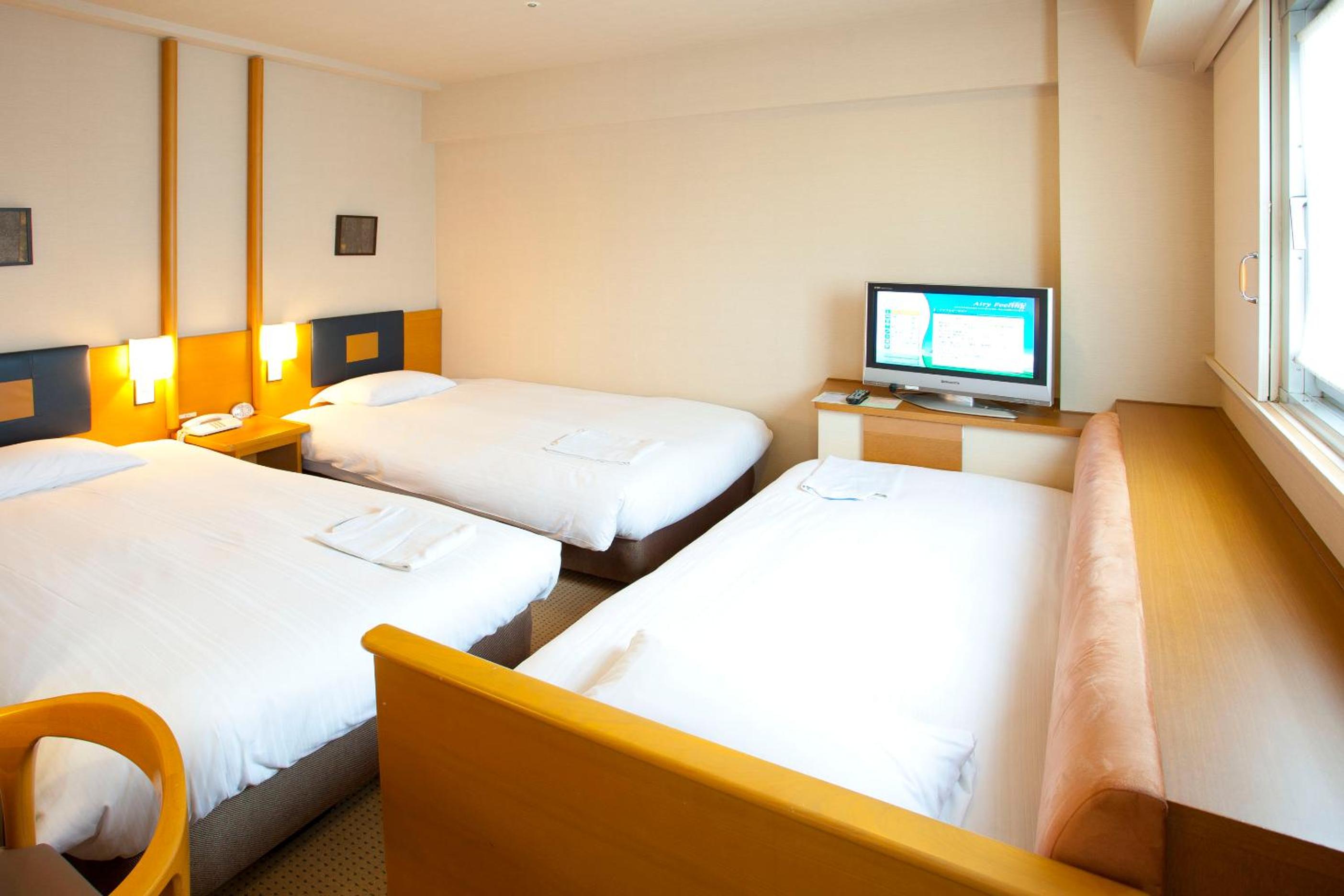 Standard Twin Room with Extra Bed - Smoking photo 1