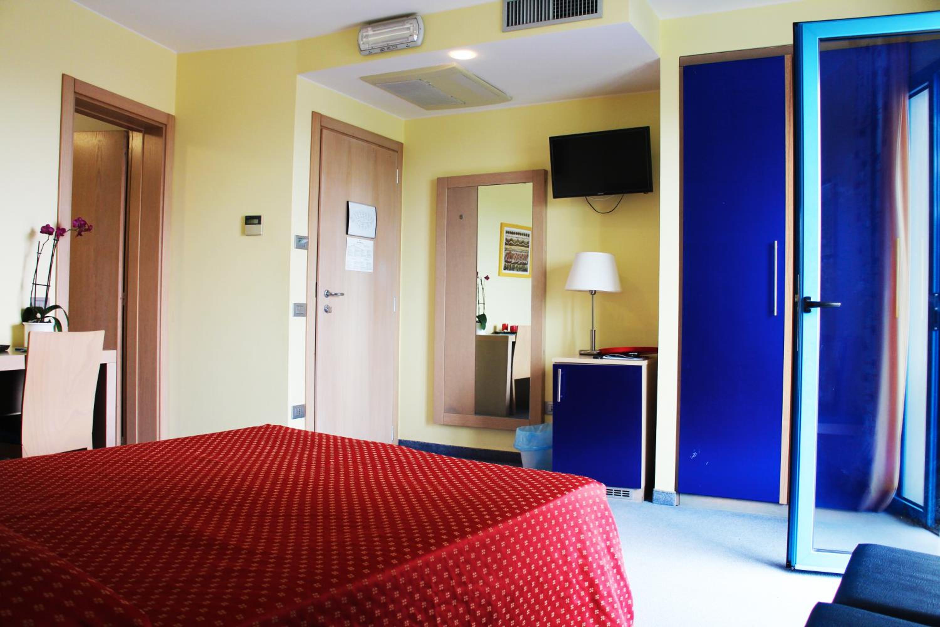 Double or Twin Room with Sea View - Photo 3
