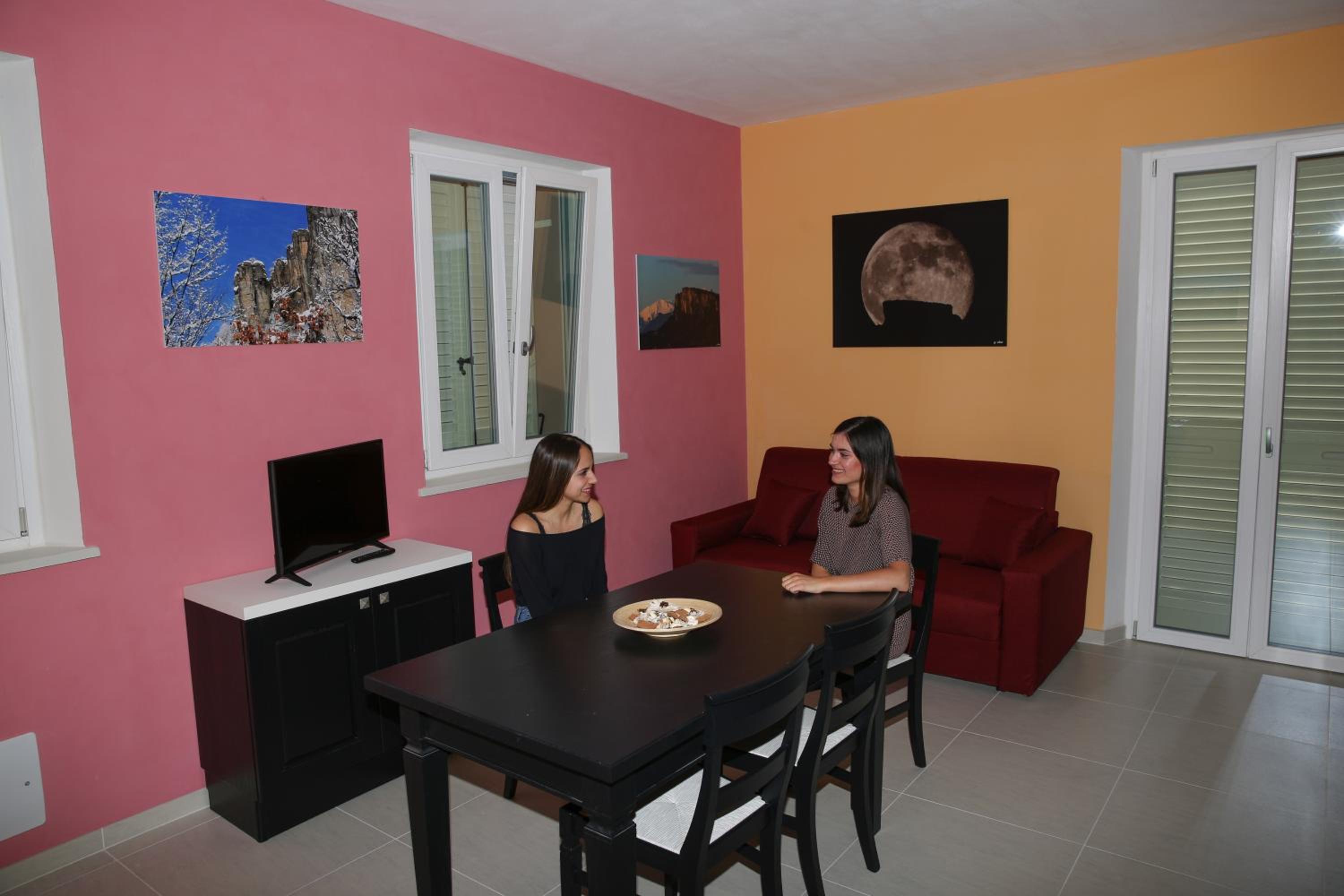 Apartment with Balcony - Photo 4