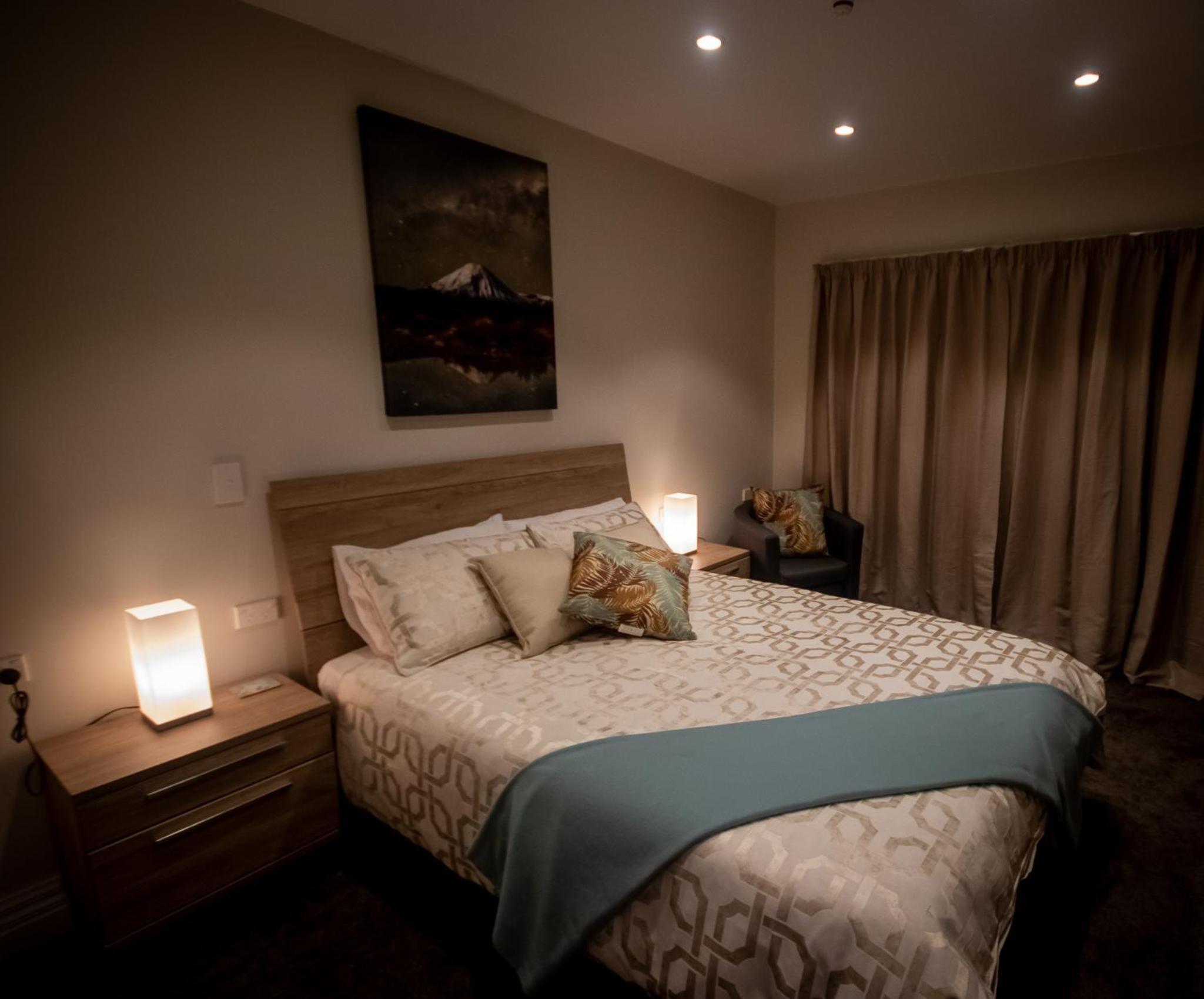 Ensuite Queen with Mountain View and Spa outside