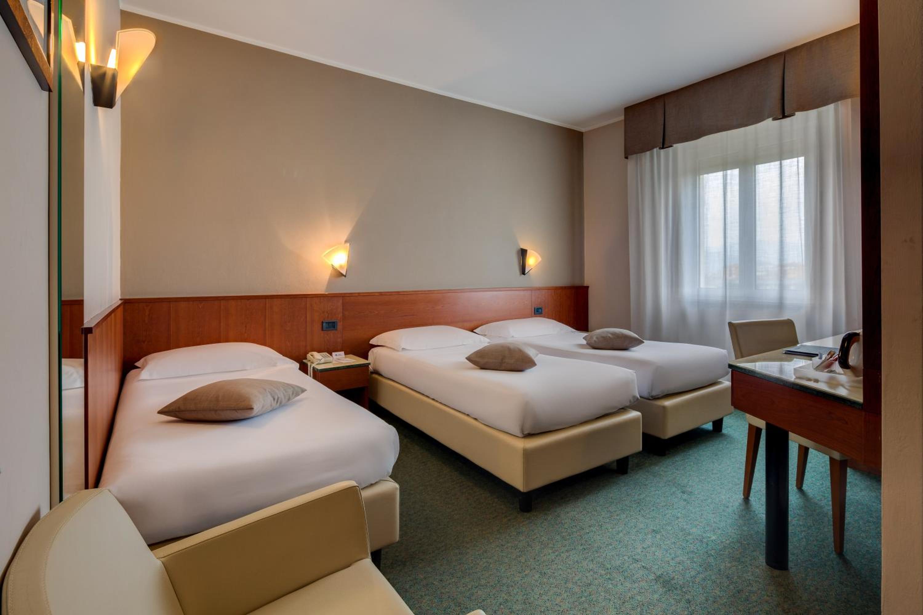 Classic Queen Room with Single Bed - Photo 2