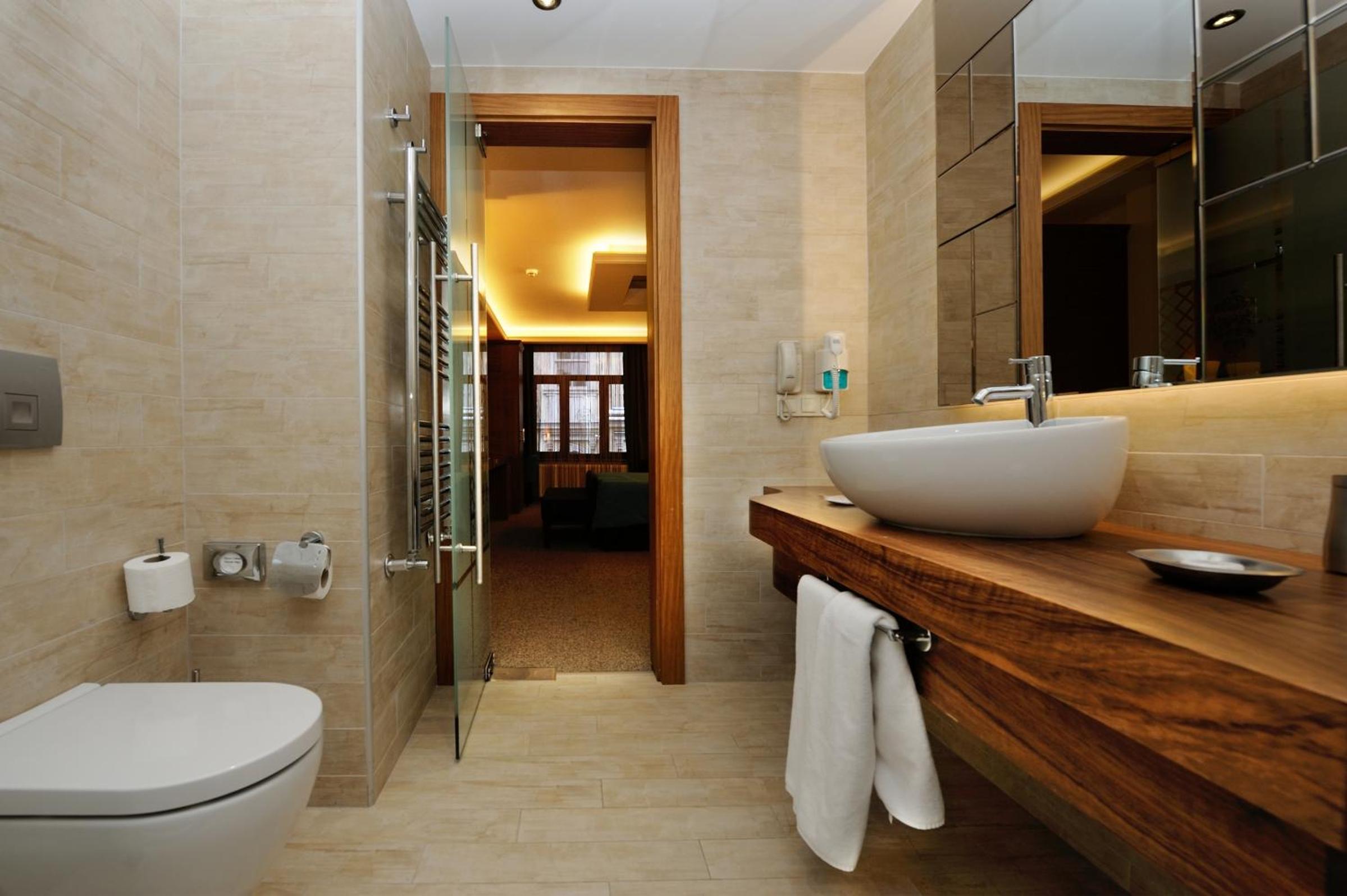 Deluxe Double Room thumbnail 5