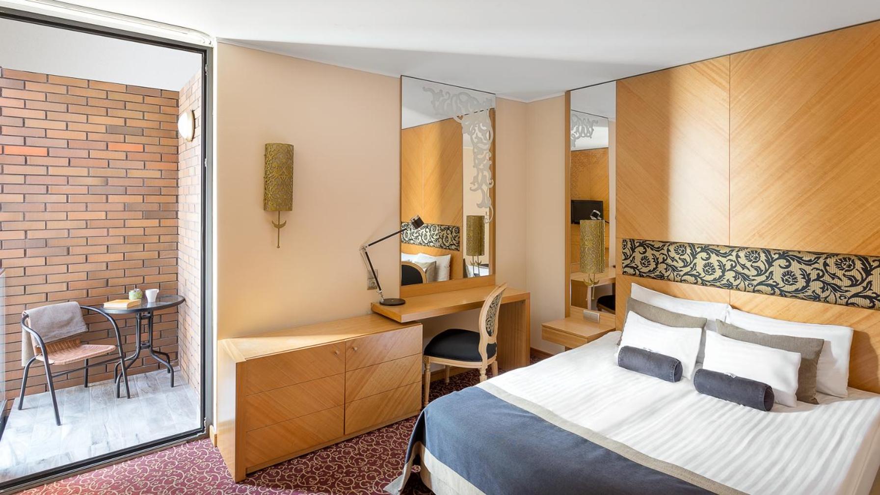 Superior Double Room with Extra Bed - Photo 2