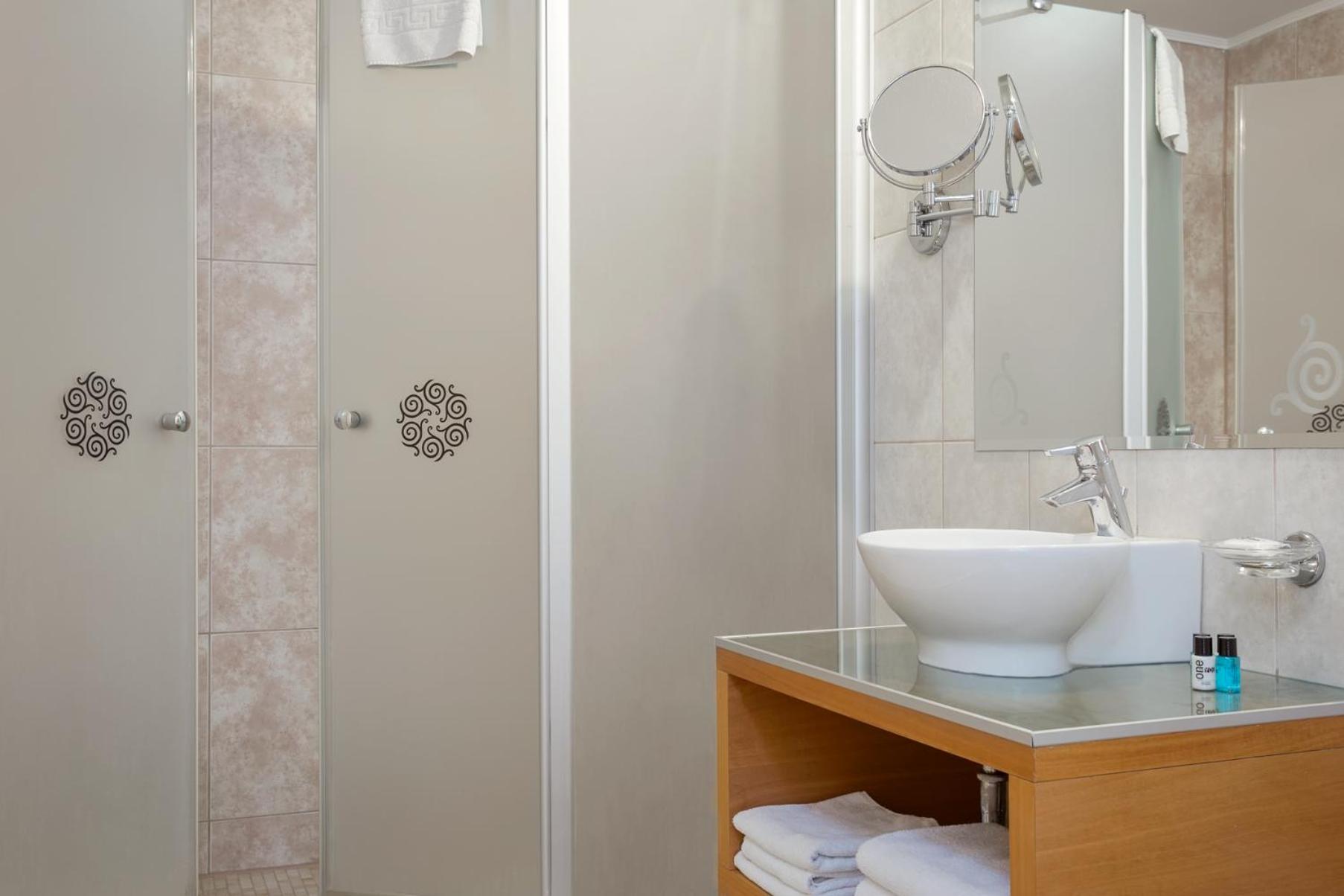Junior Suite with Balcony - Photo 3