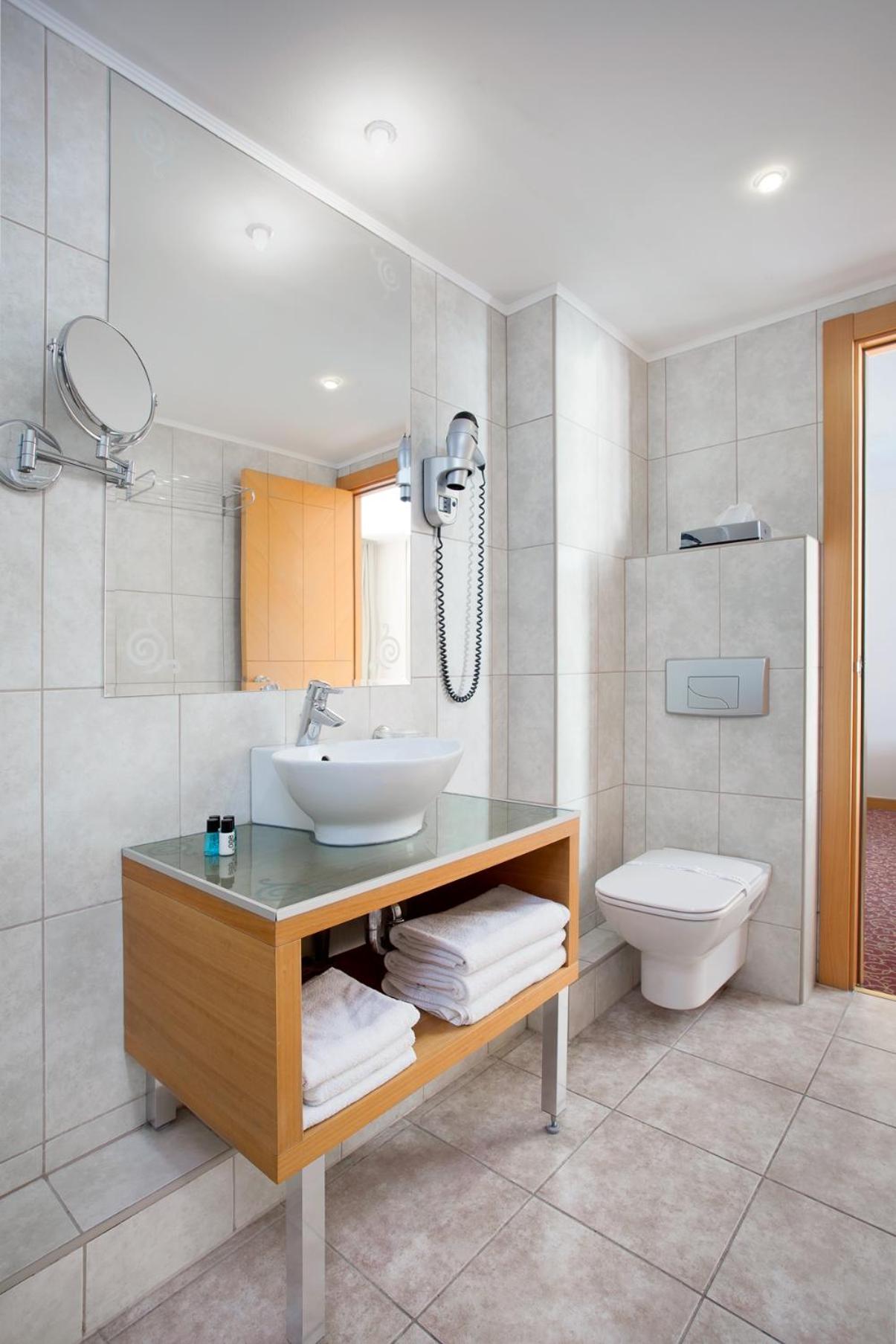 Junior Suite with Balcony - Photo 5