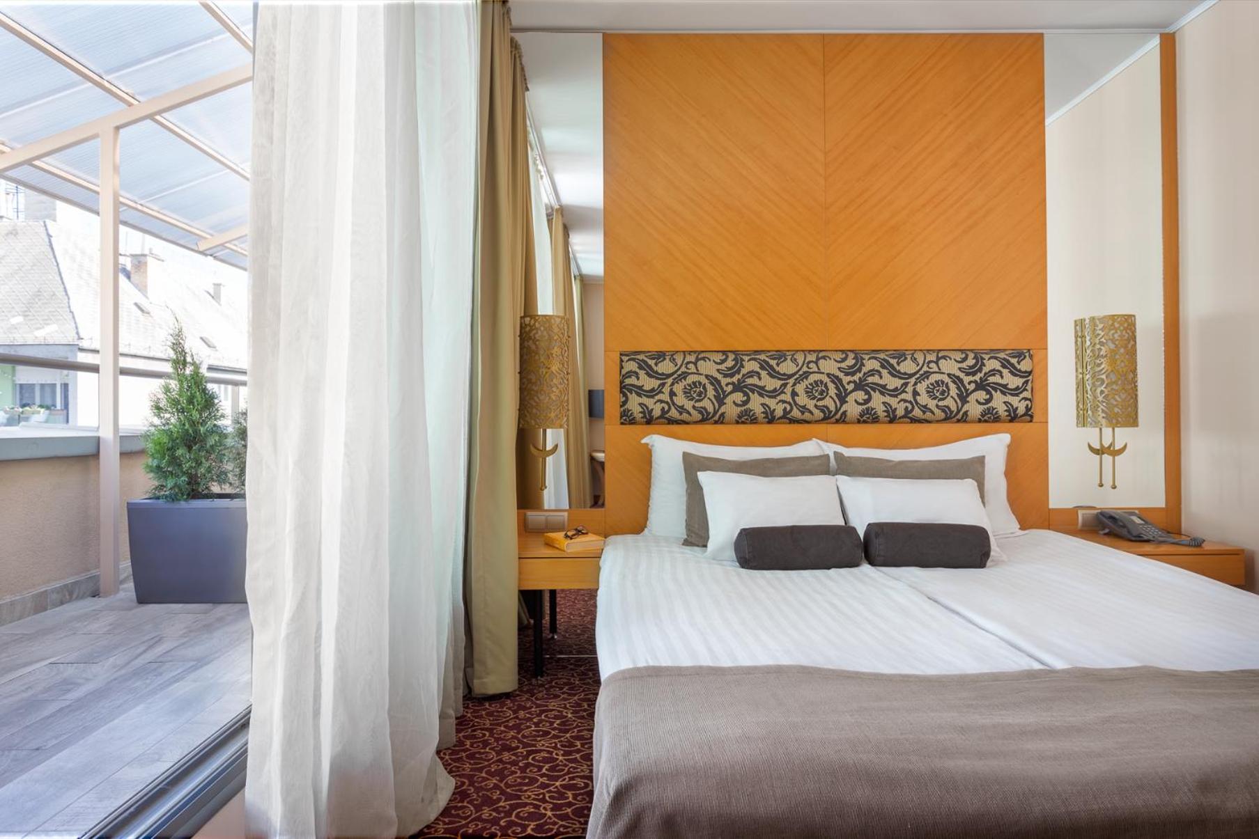 Junior Suite with Balcony - Photo 6