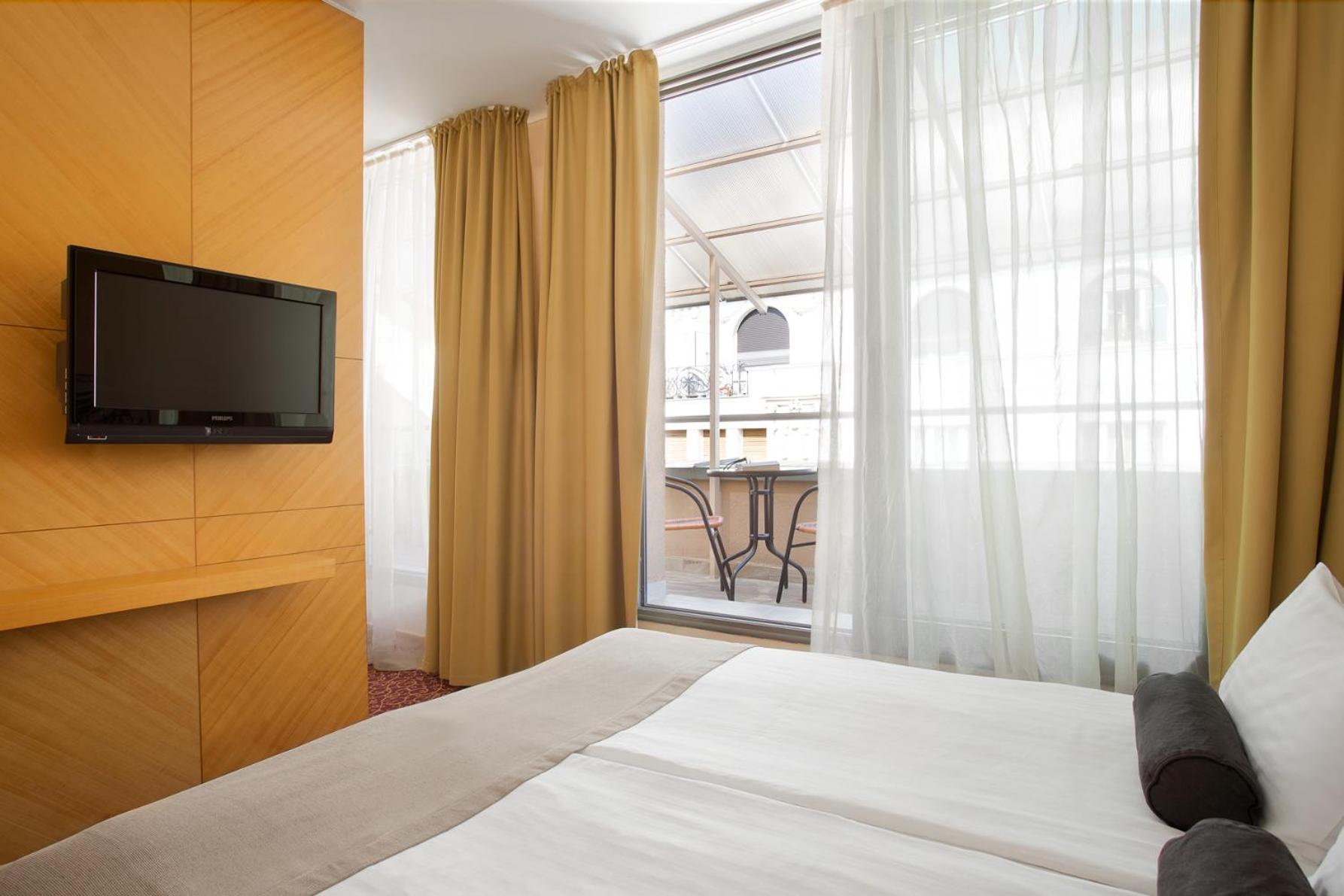 Junior Suite with Balcony - Photo 1