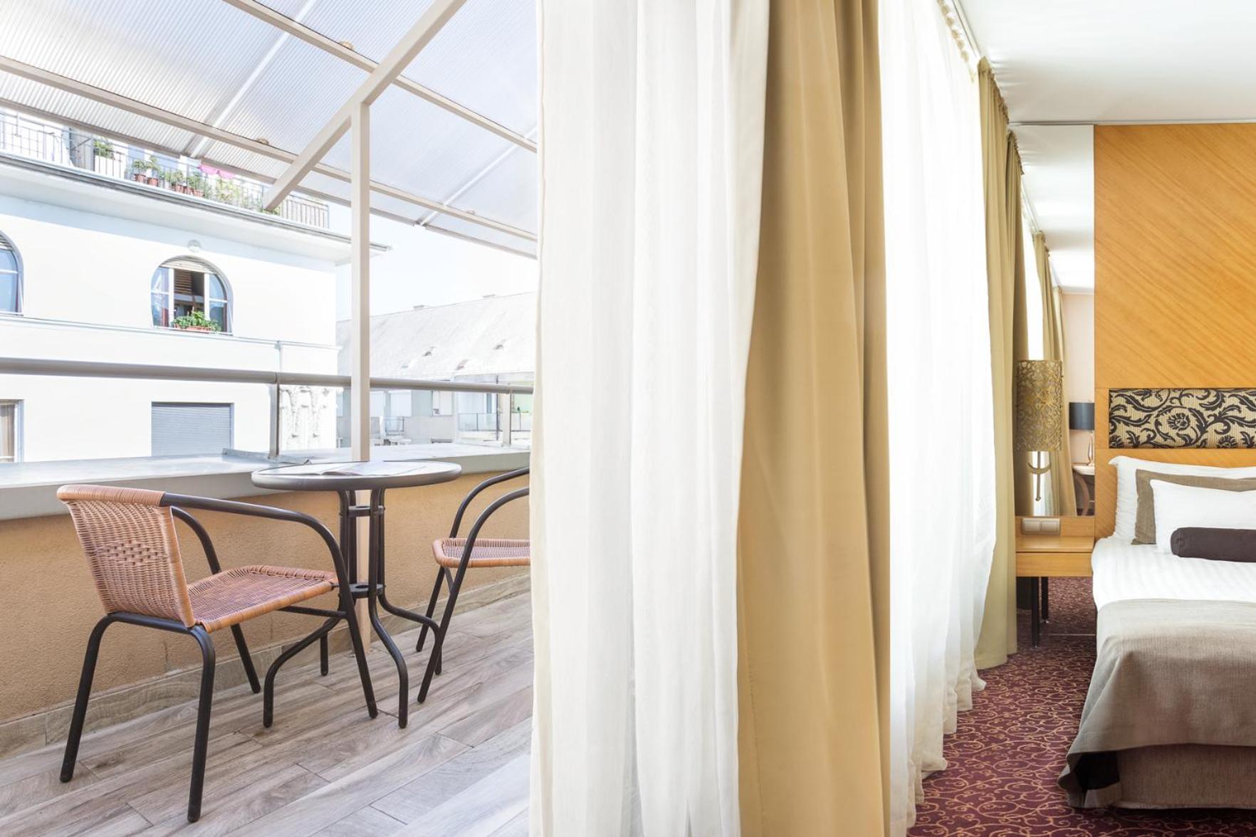 Junior Suite with Balcony - Photo 2