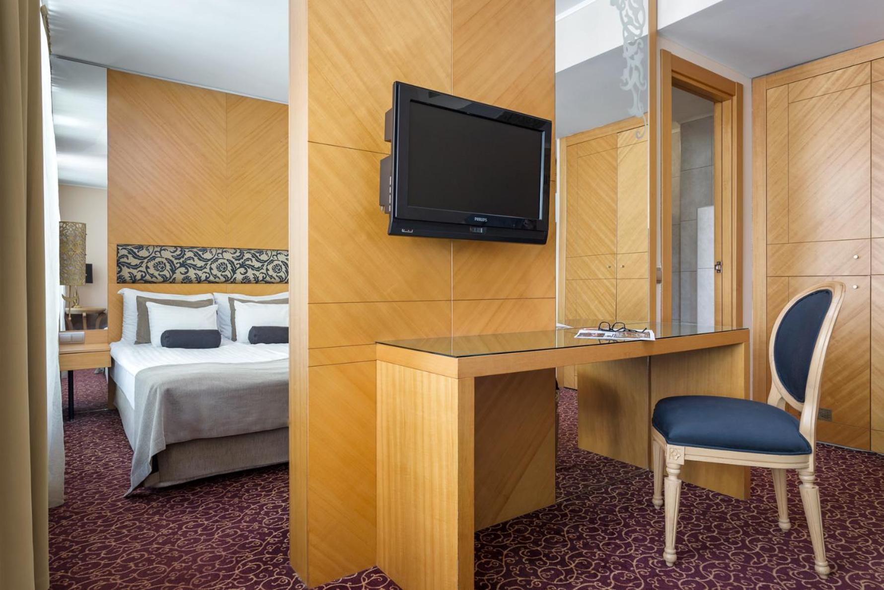Junior Suite with Balcony - Photo 4