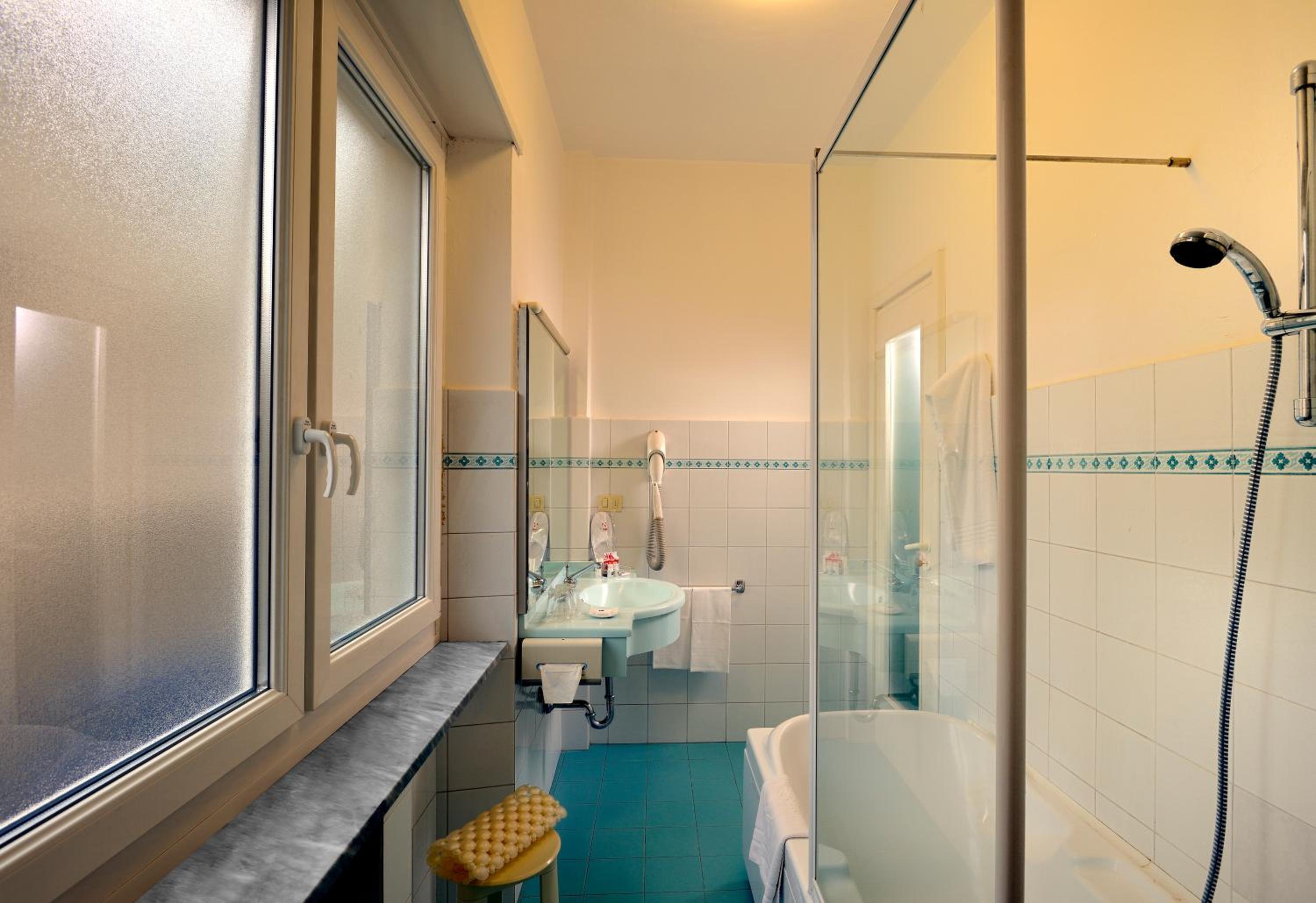 Standard Queen Room - Photo 8
