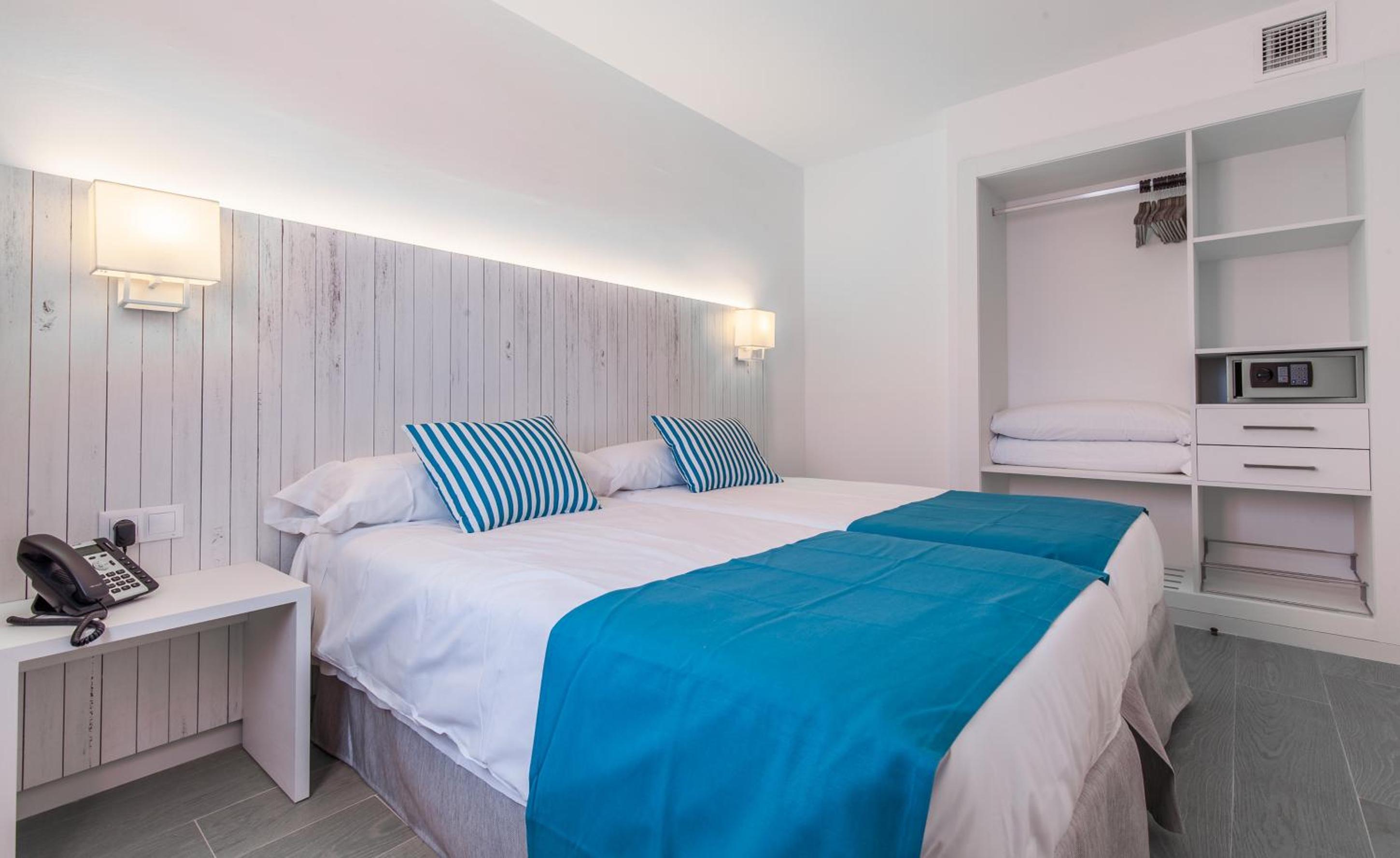 Junior Suite (3 Adults + 1 Child) - Photo 1