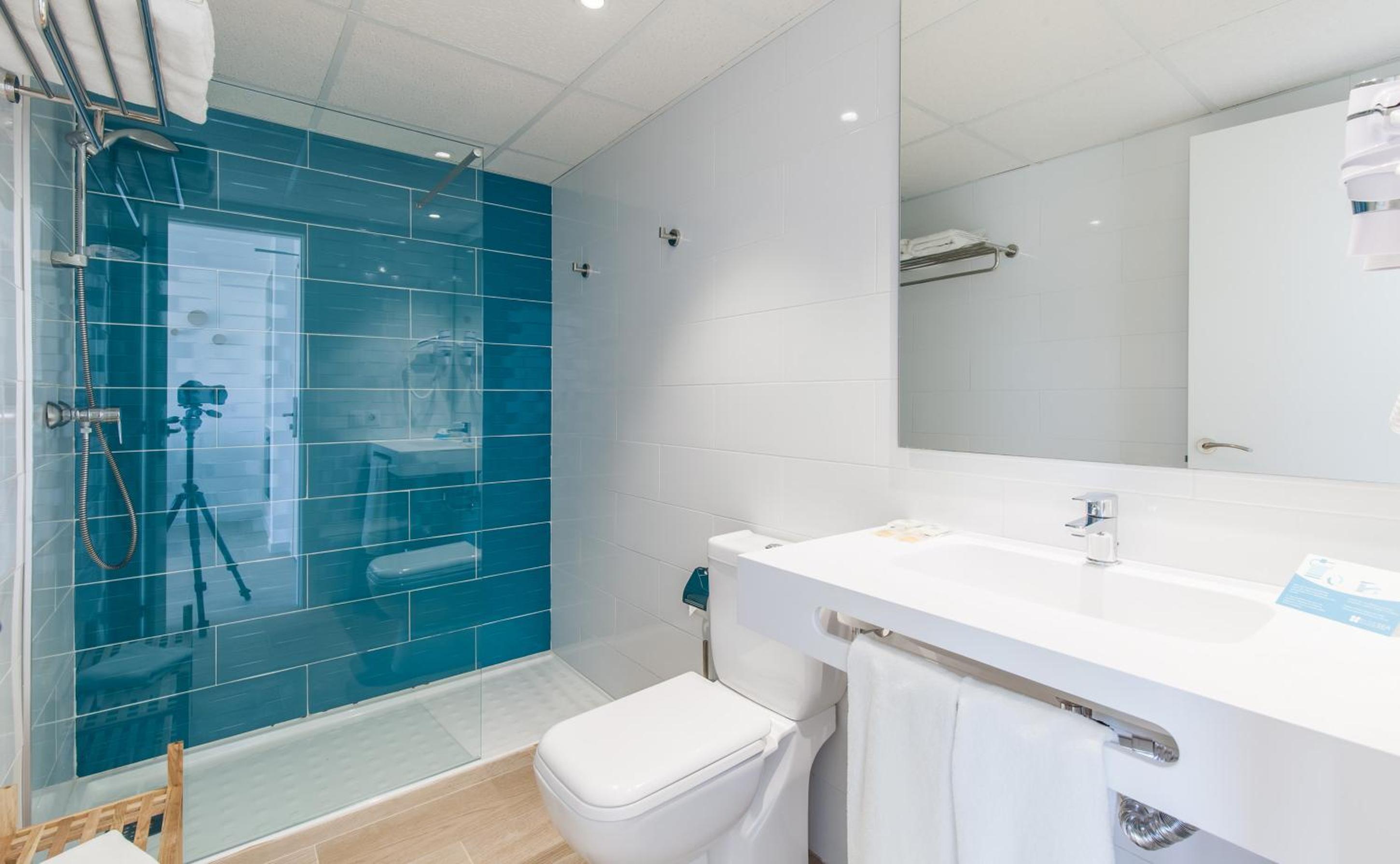 Junior Suite (3 Adults + 1 Child) - Photo 2