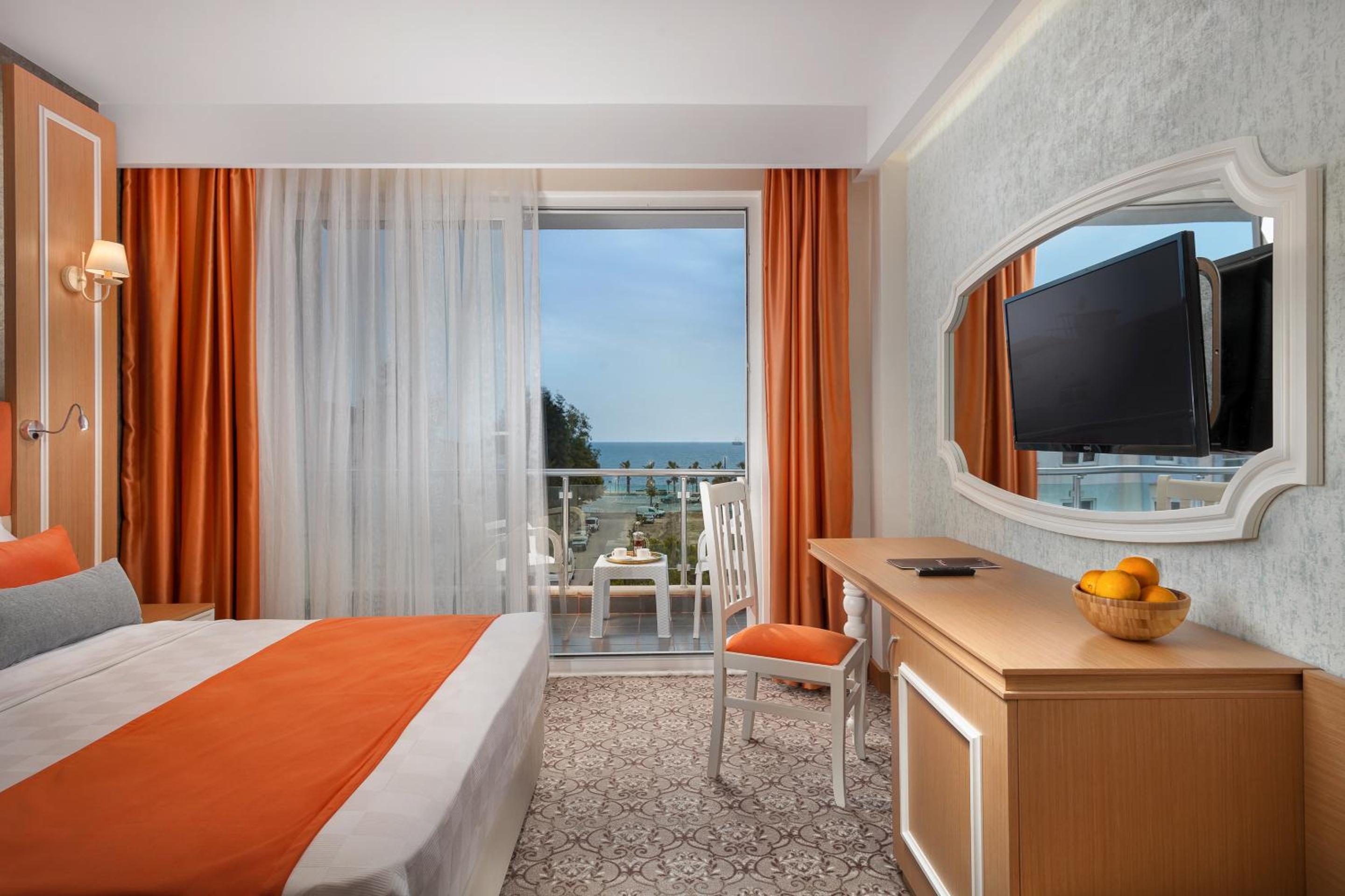 Standard Room with Partial Sea View thumbnail 6