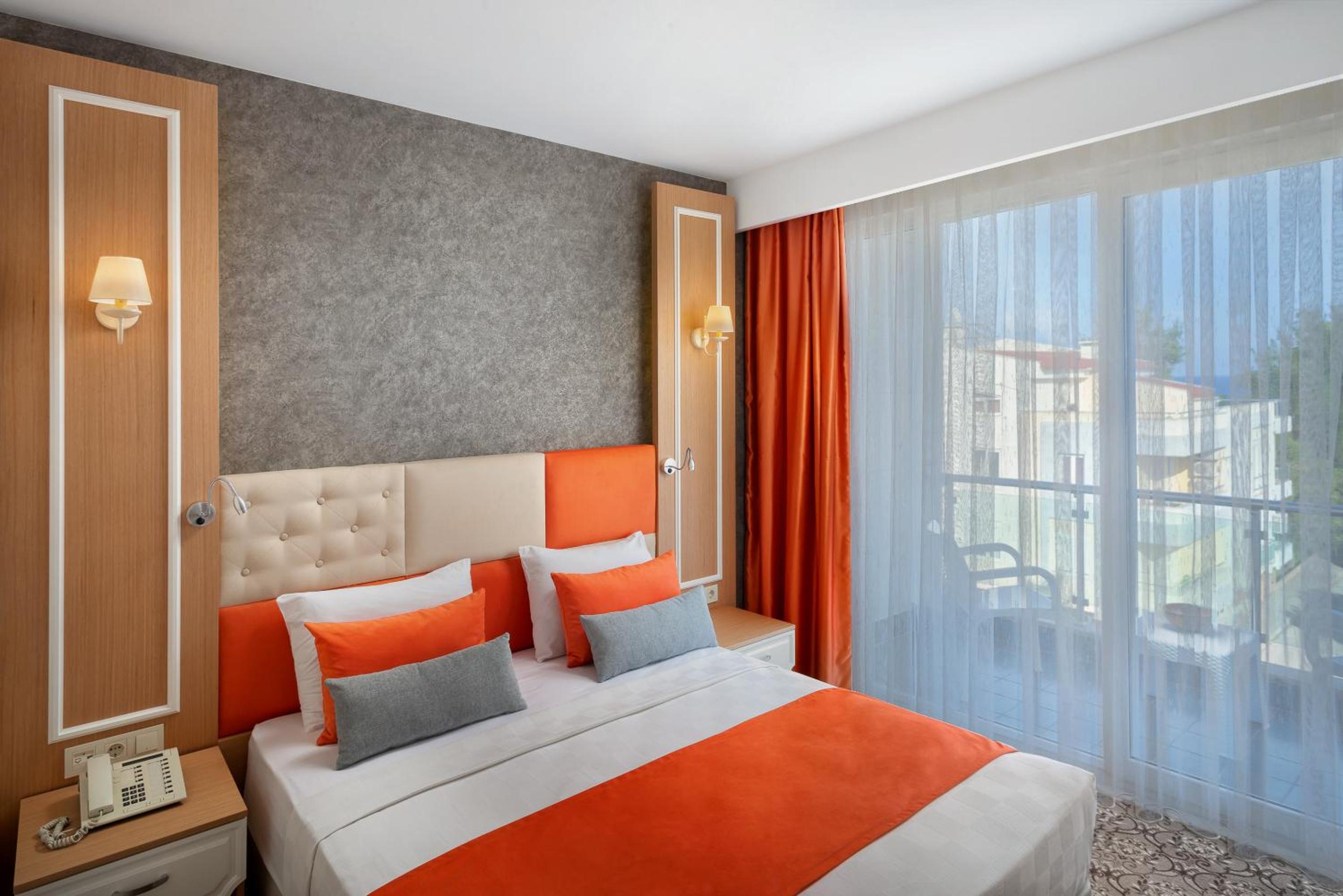 Standard Room with Partial Sea View
