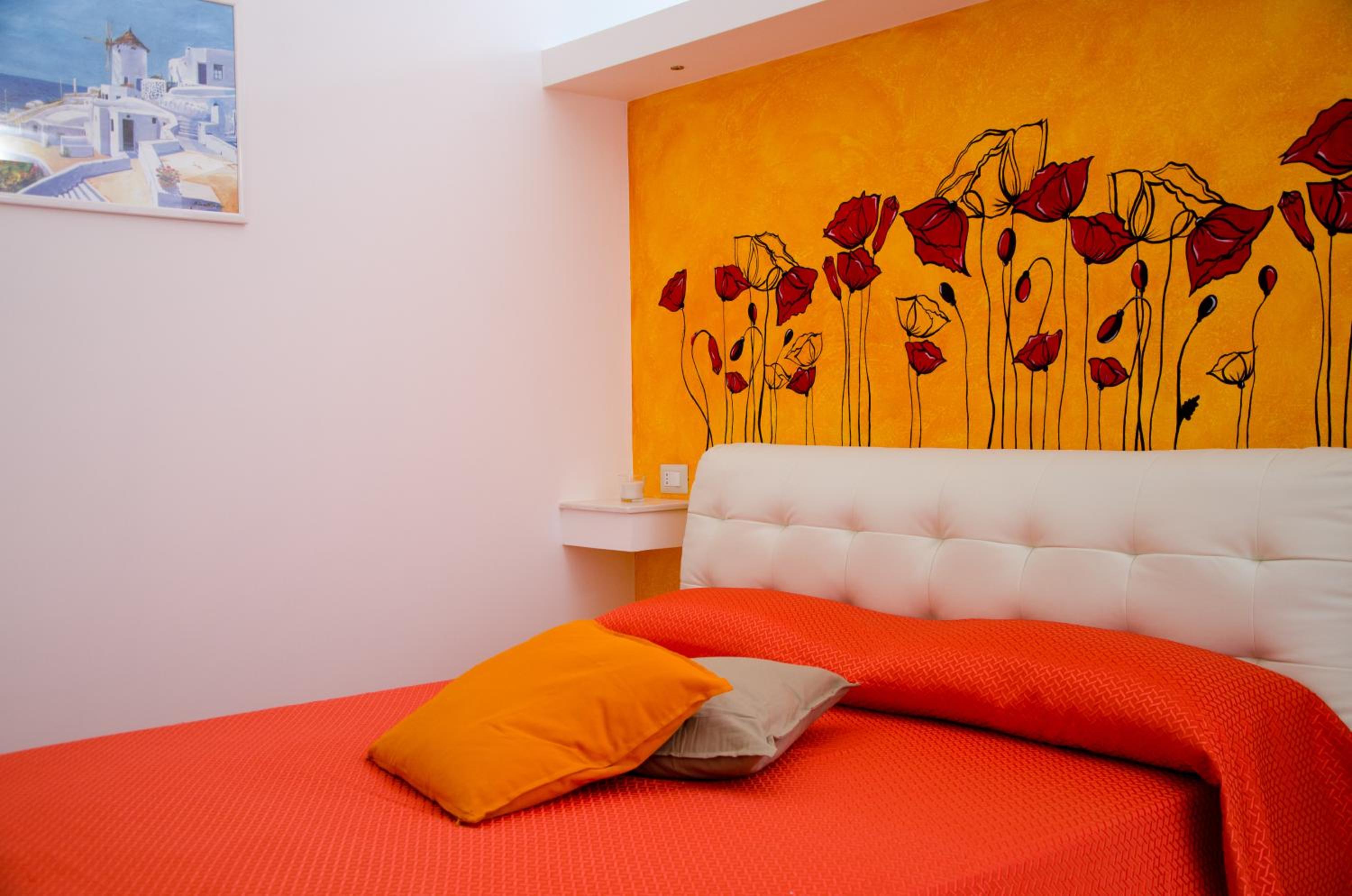One-Bedroom House - Photo 2