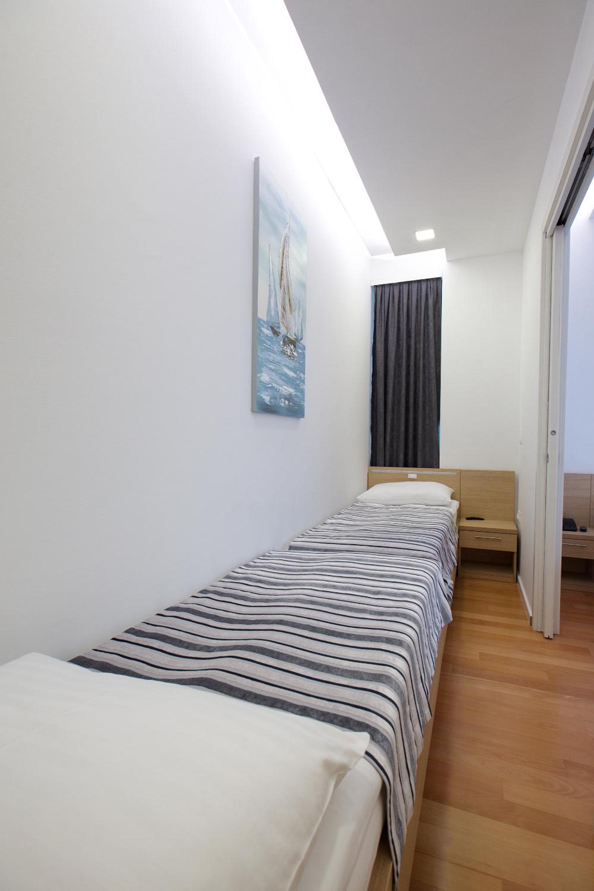 Suite with Hot Tub - Photo 2