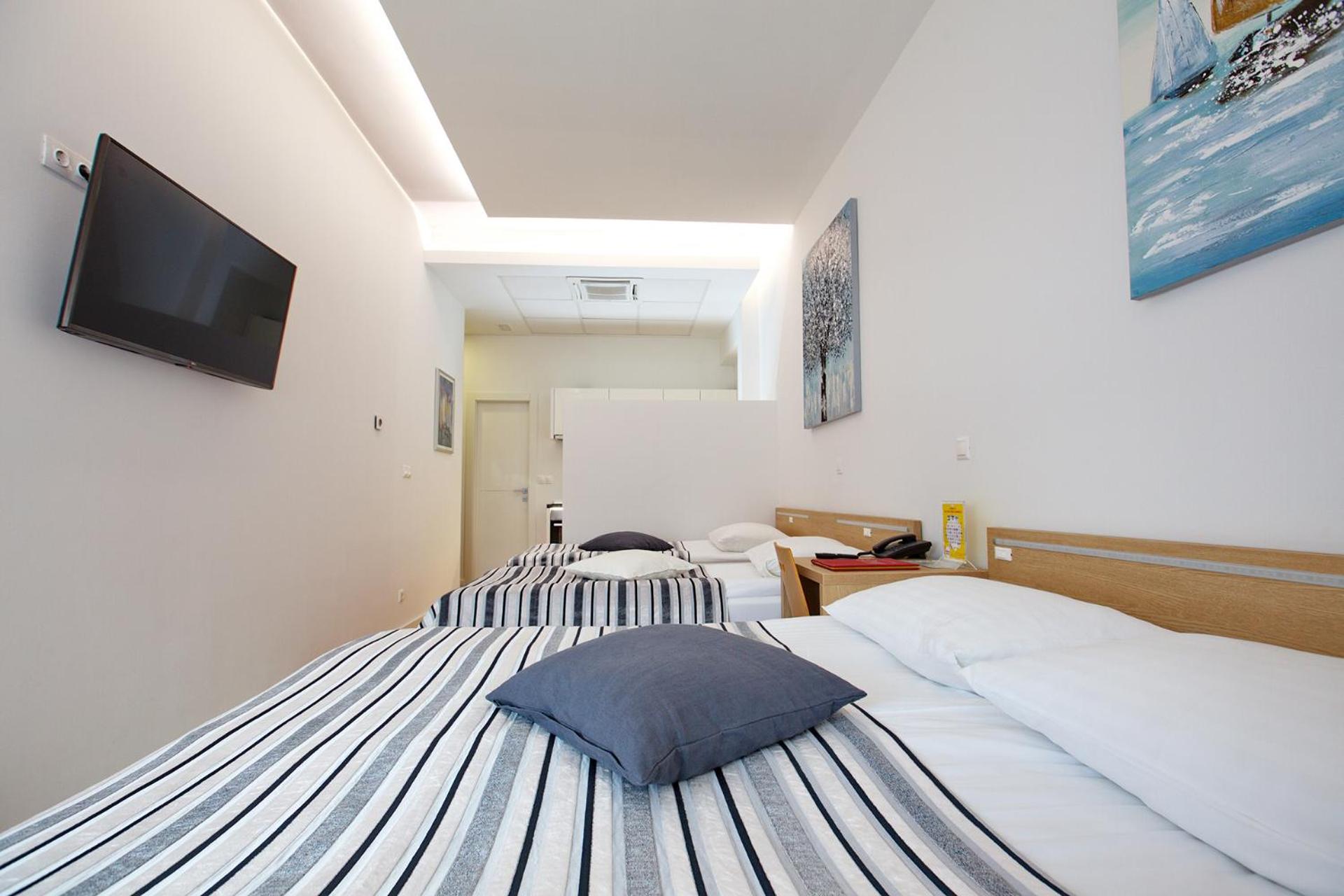 Deluxe Apartment with Hot Tub - Photo 16