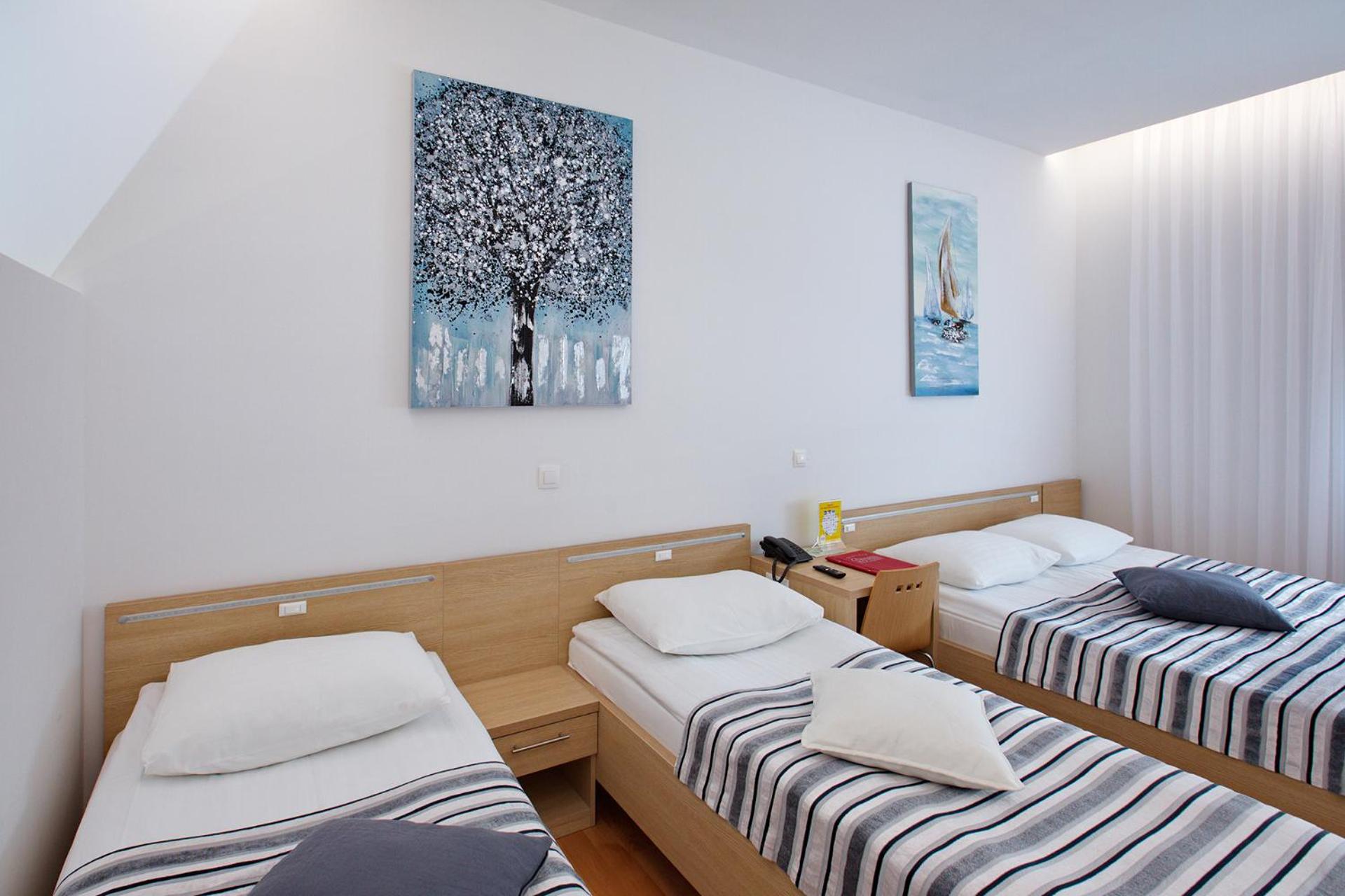 Deluxe Apartment with Hot Tub - Photo 15