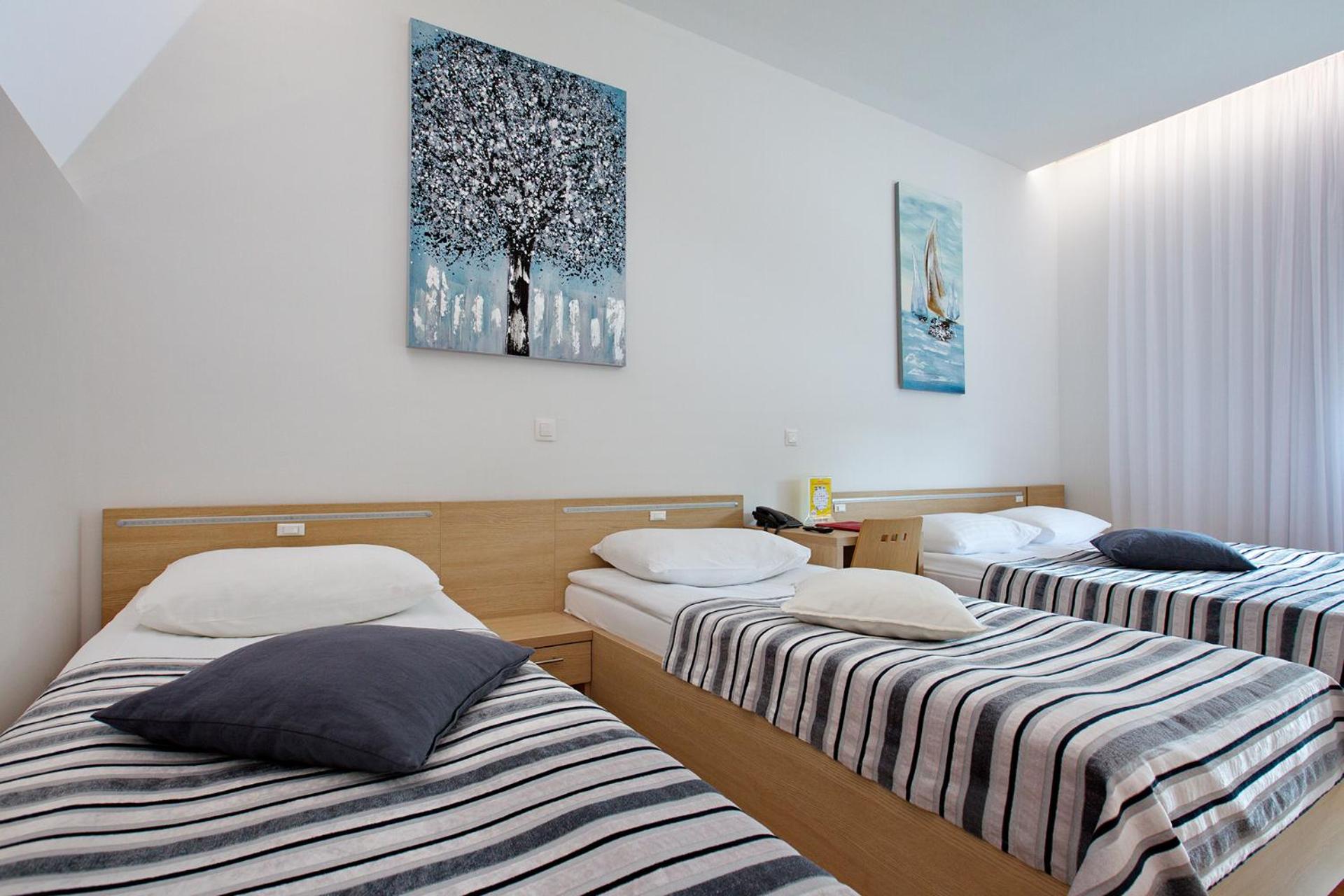 Deluxe Apartment with Hot Tub - Photo 14