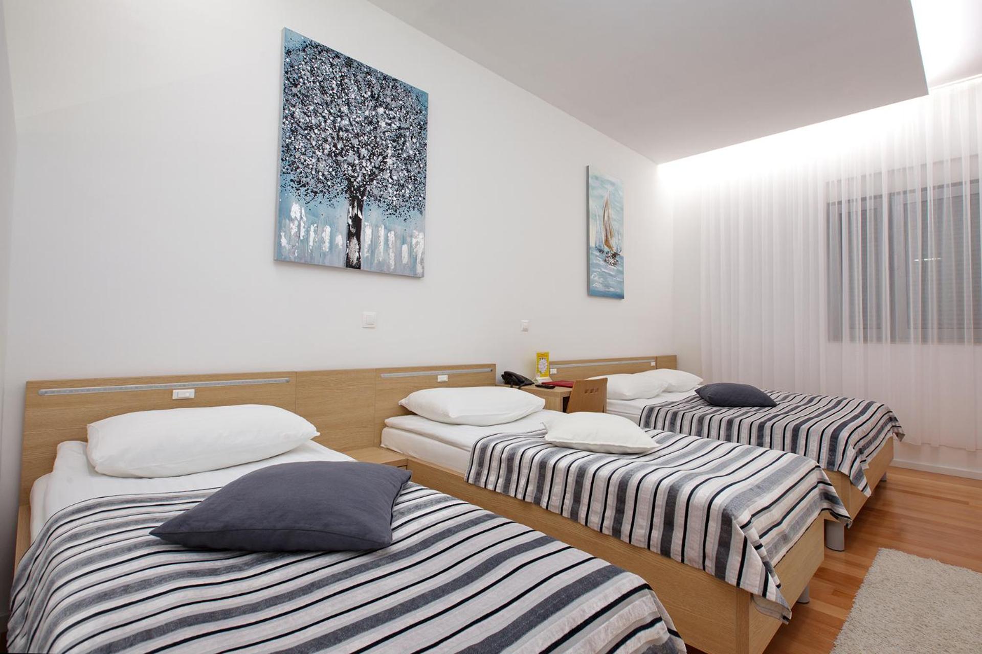 Deluxe Apartment with Hot Tub - Photo 12