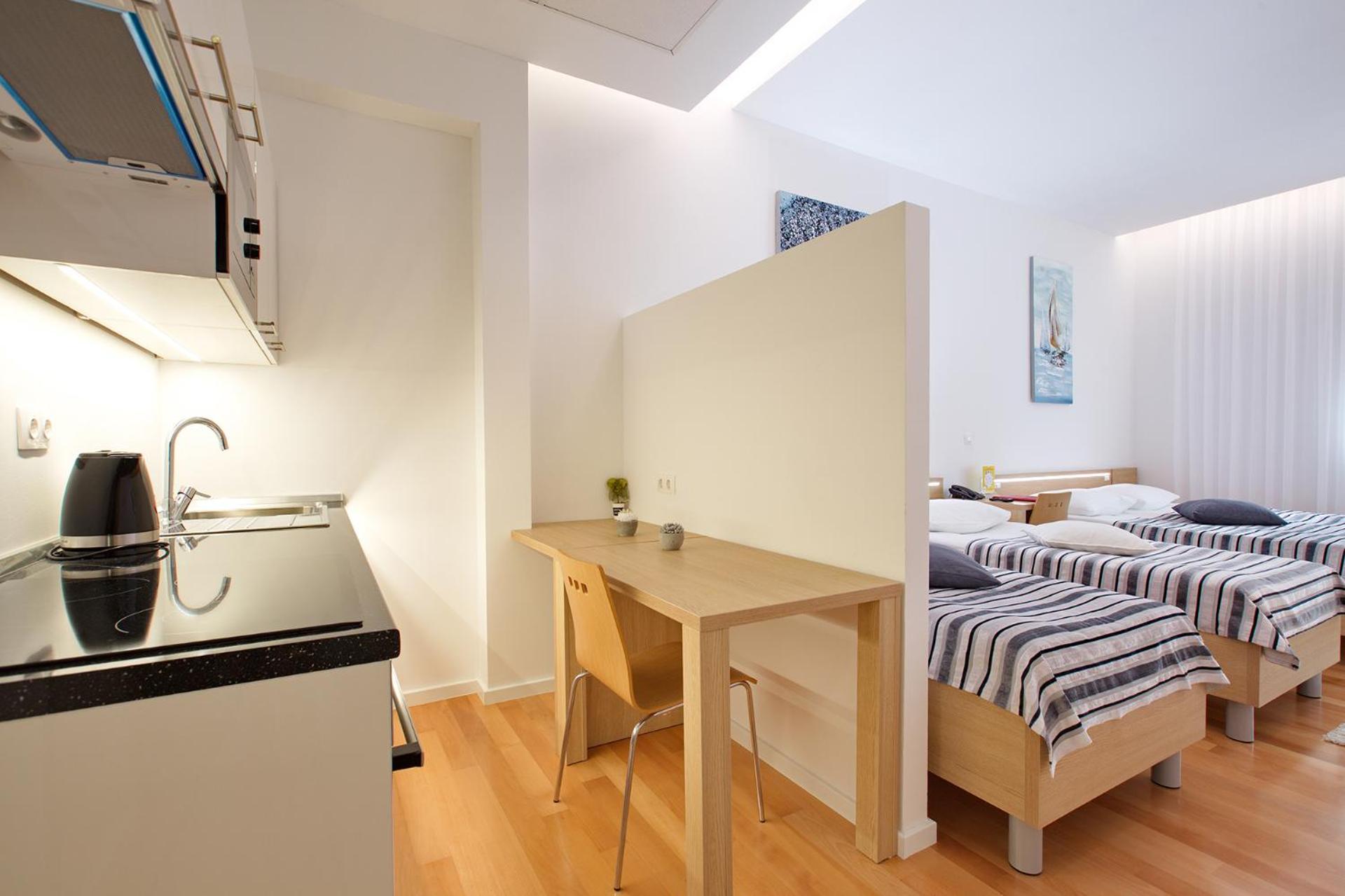 Deluxe Apartment with Hot Tub - Photo 19