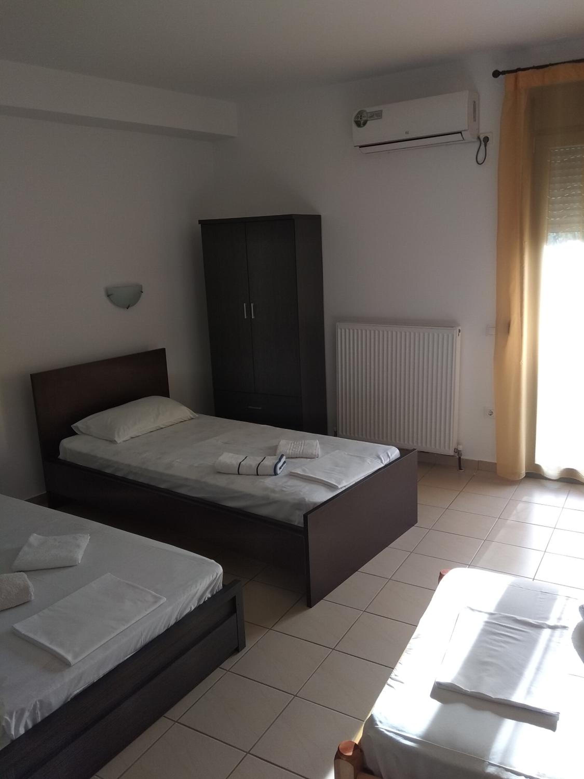 Quadruple Room with Balcony - Photo 7