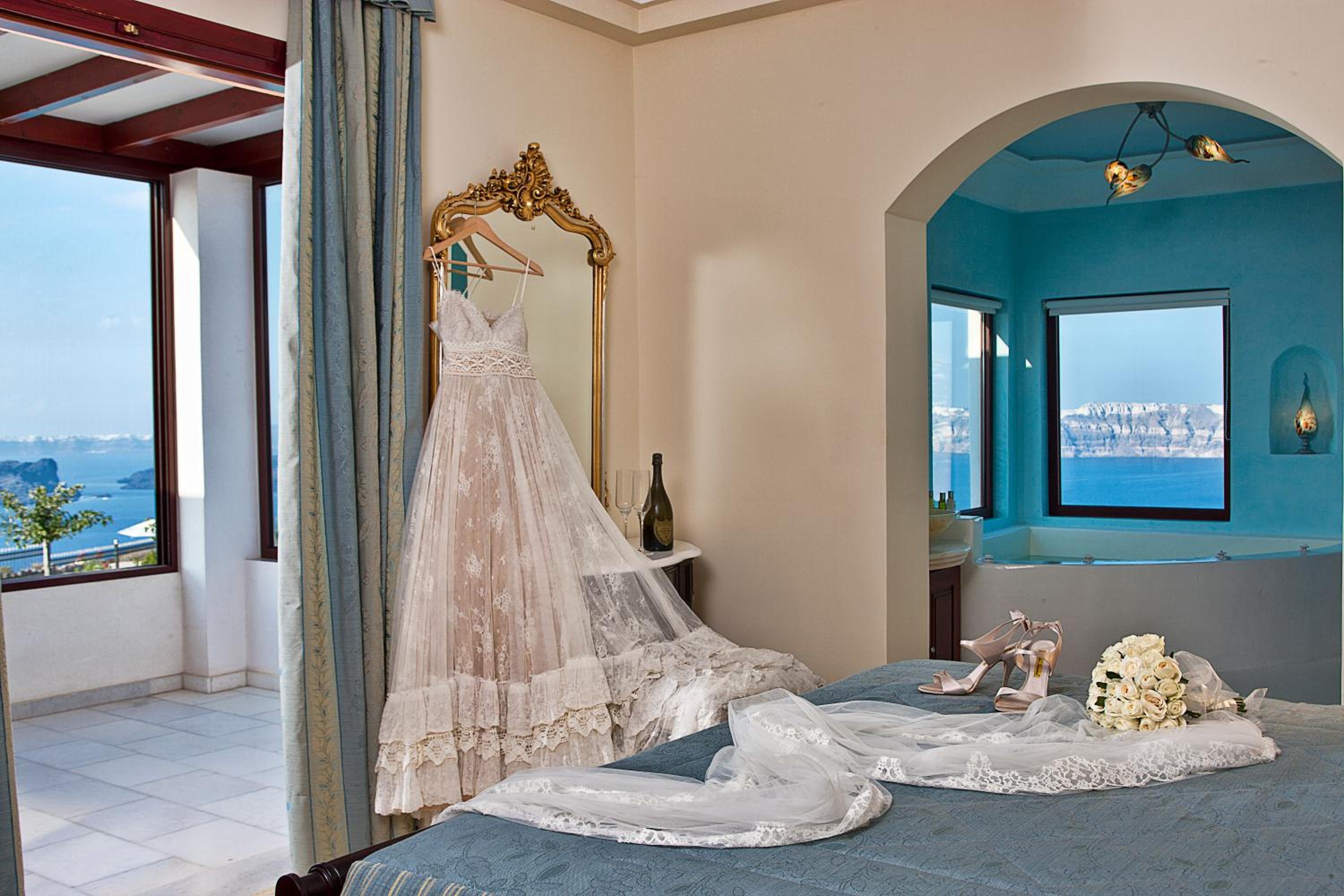 Senior Suite with Hot Tub with Volcano & Sunset View