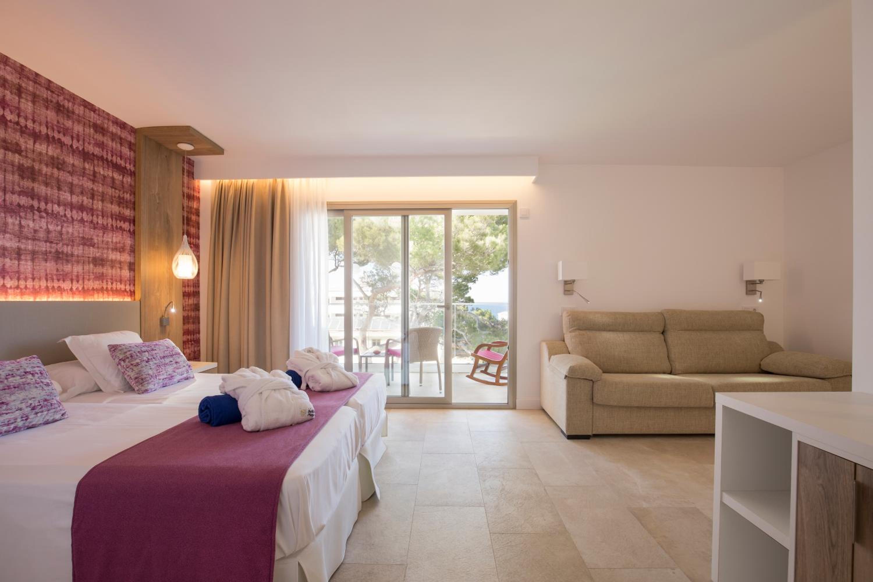 Habitación Doble Superior Plus (2 adultos + 1 niño) Habitación Doble Superior Plus (2 adultos + 1 niño)