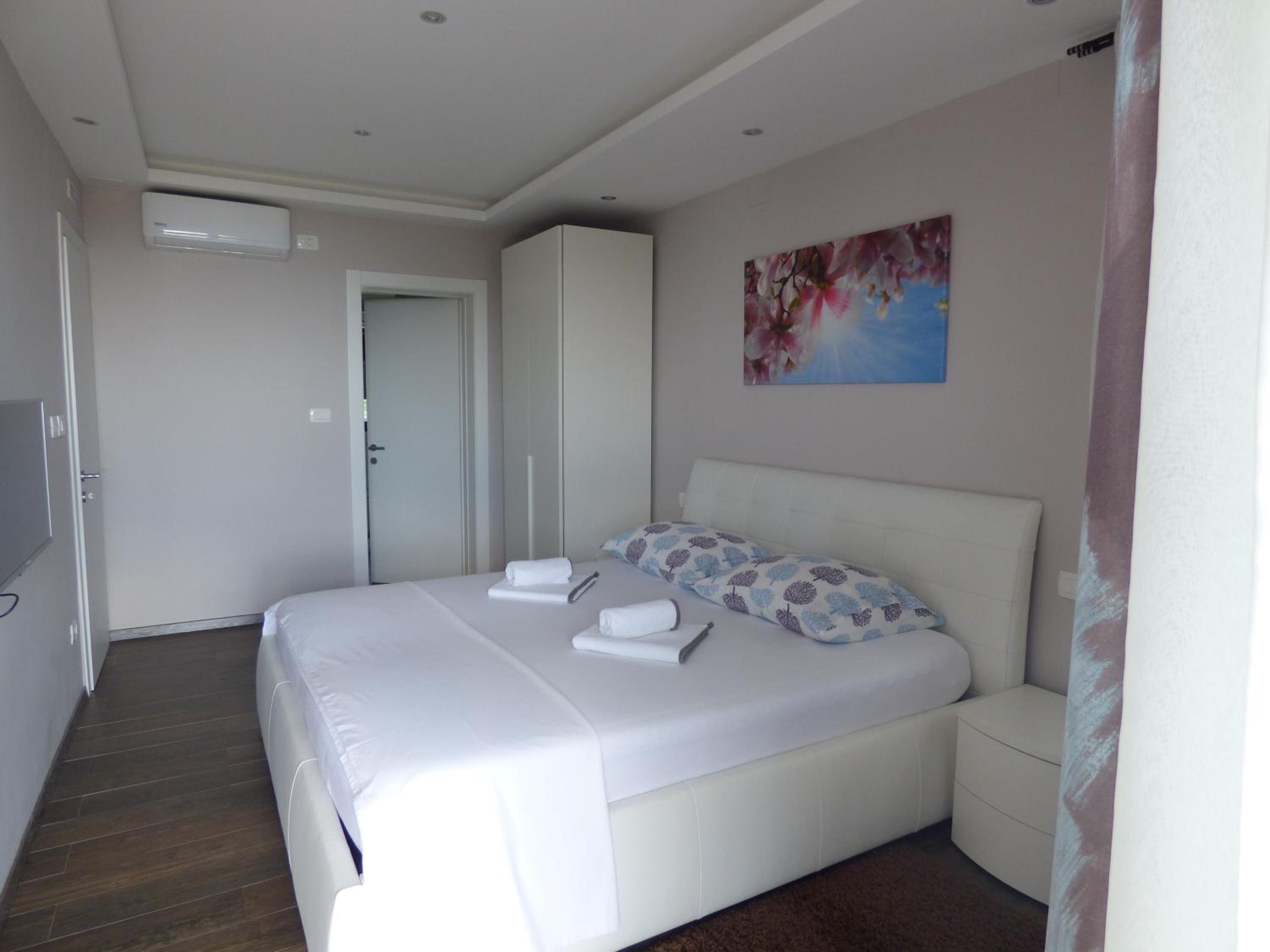 Three-Bedroom Villa photo 2