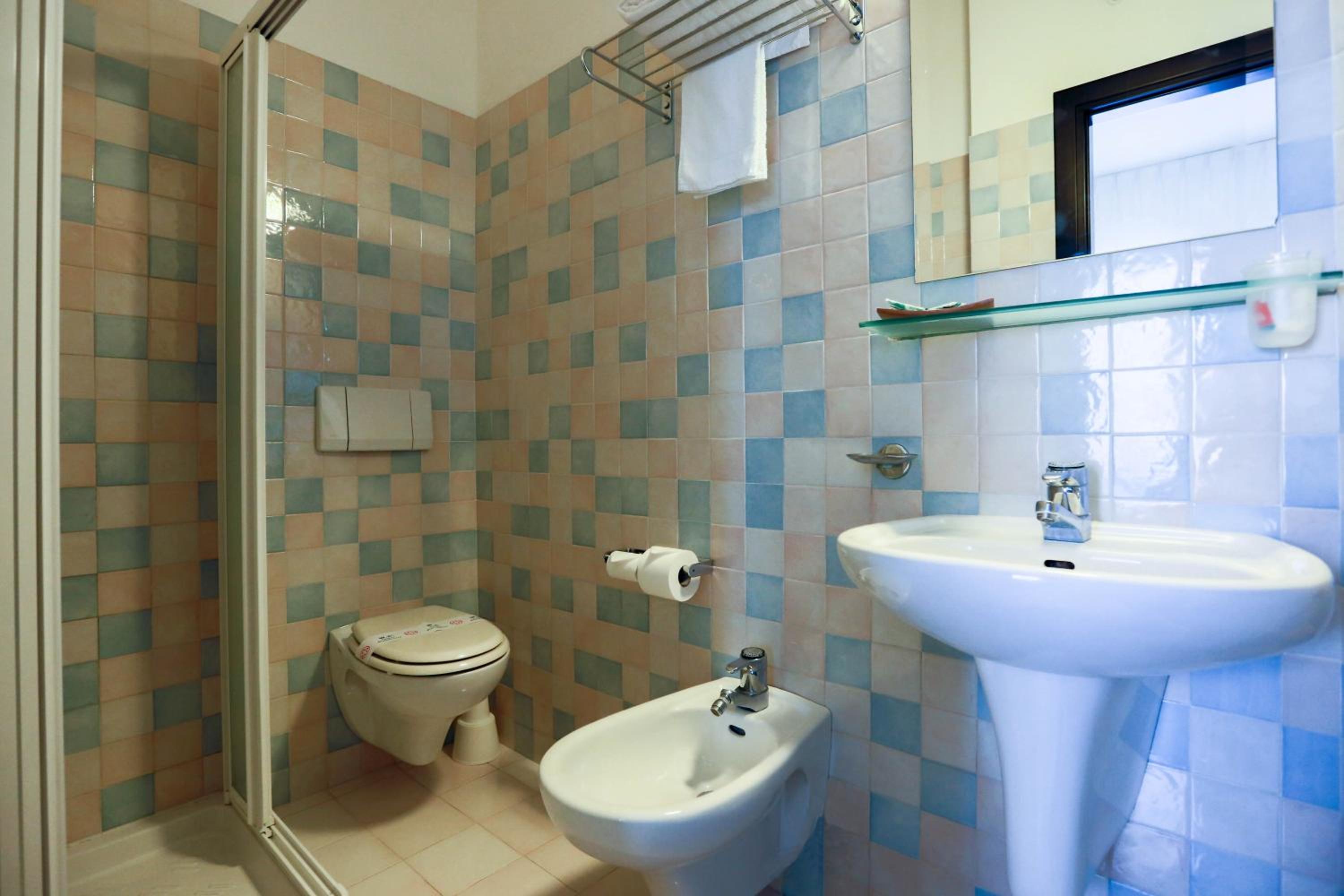 Standard Double or Twin Room - Photo 14