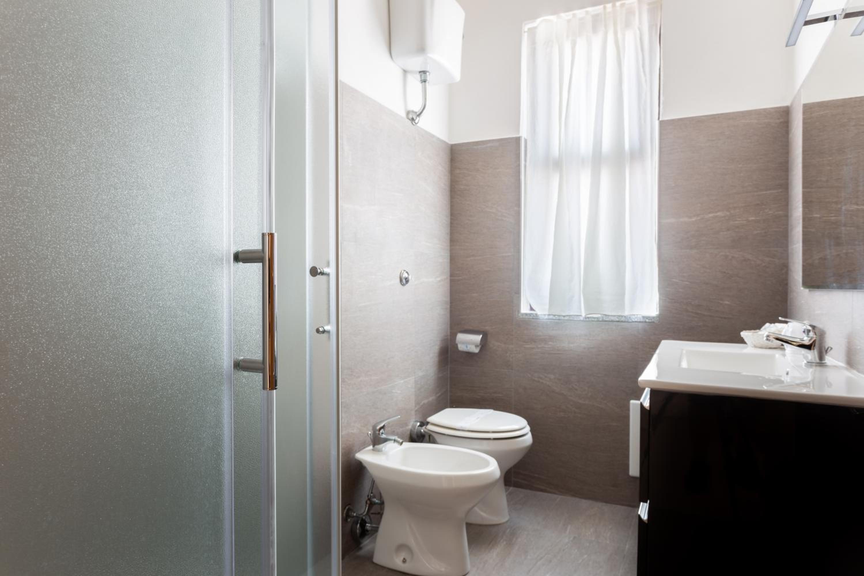 Two Connecting Double Rooms - Photo 13