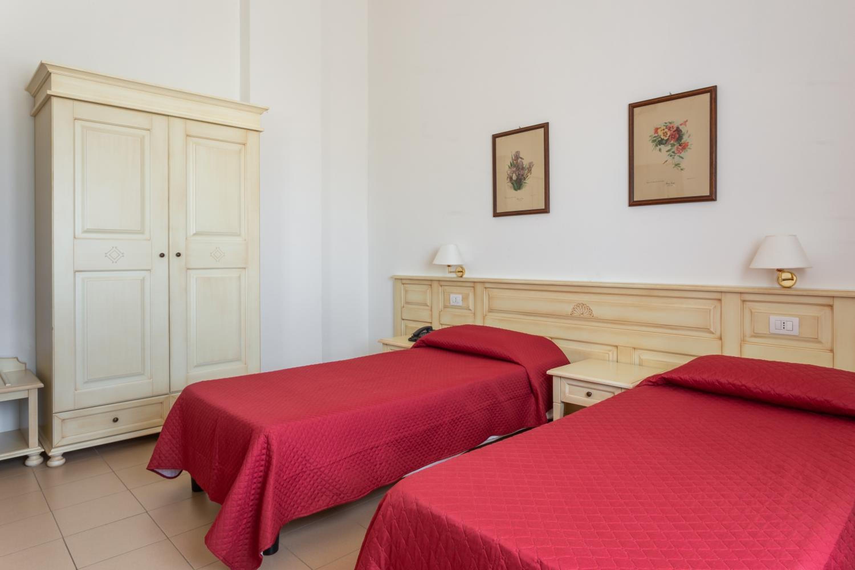 Two Connecting Double Rooms - Photo 17