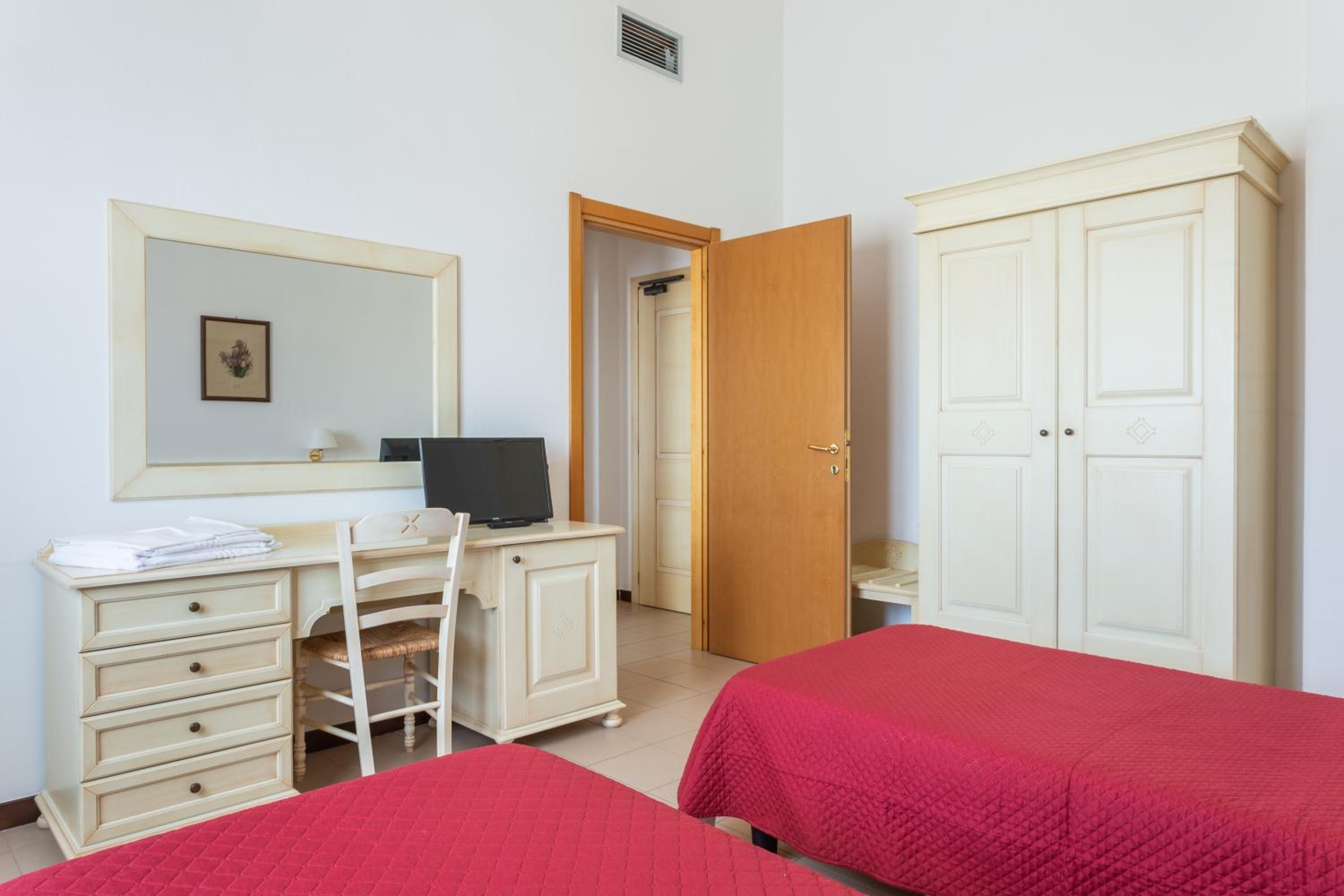 Two Connecting Double Rooms - Photo 16