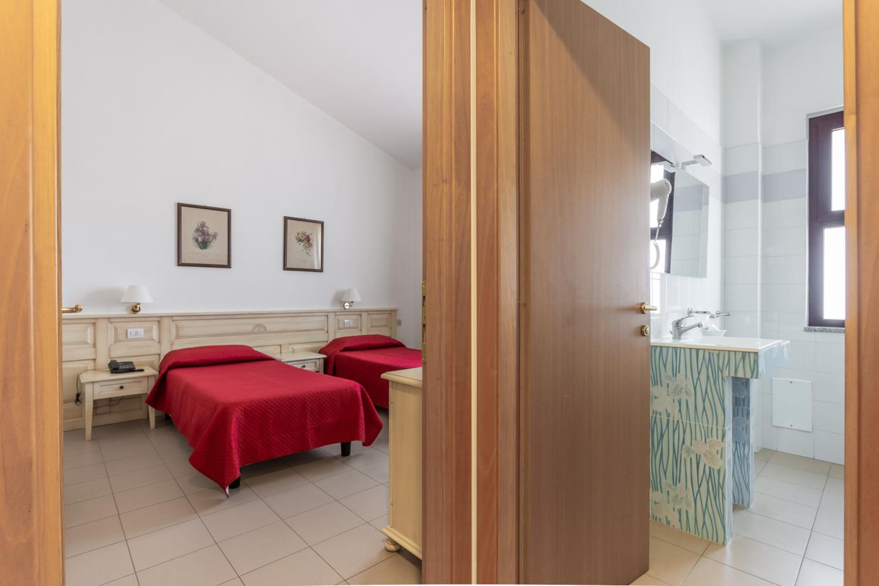 Two Connecting Double Rooms - Photo 14