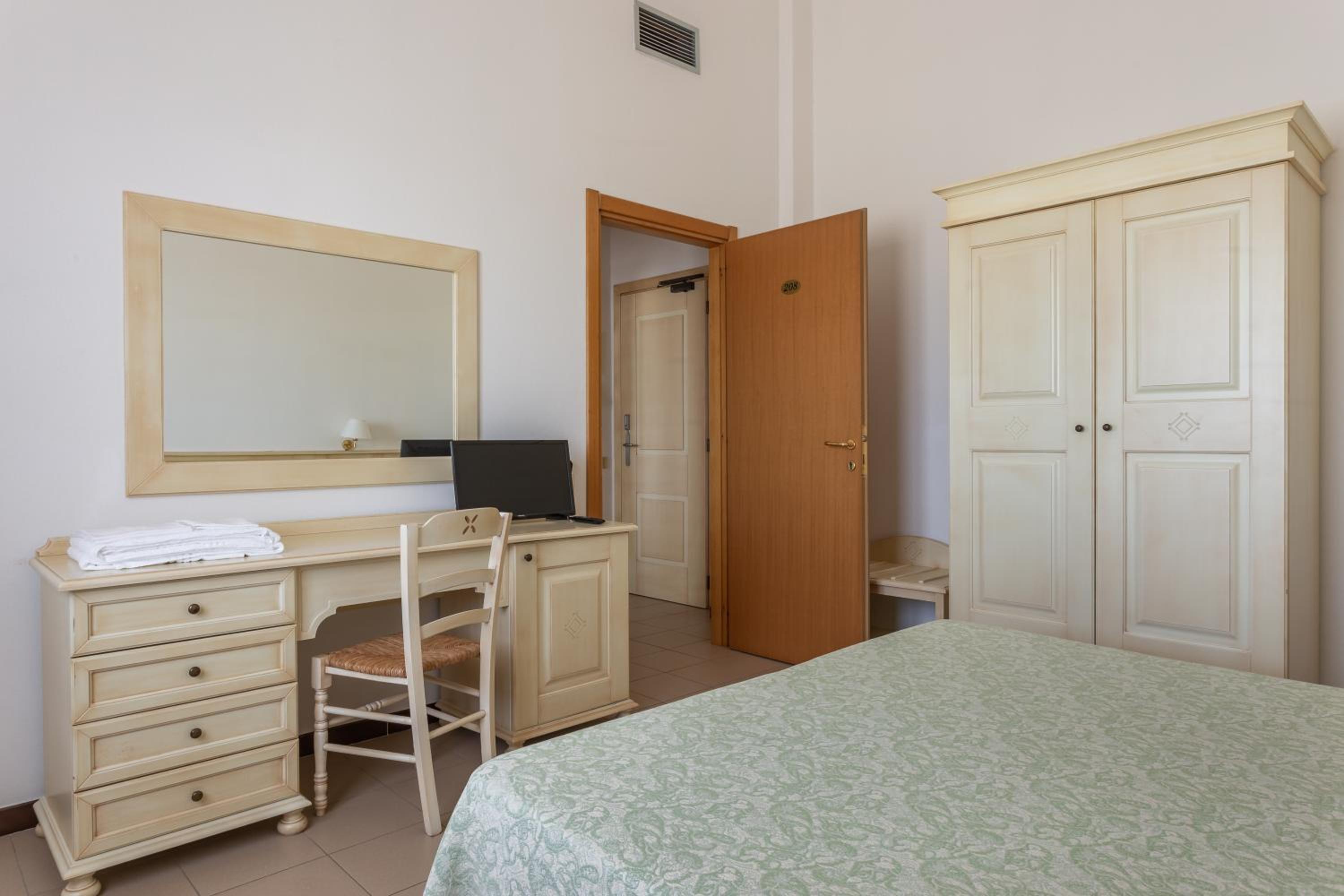 Two Connecting Double Rooms - Photo 4