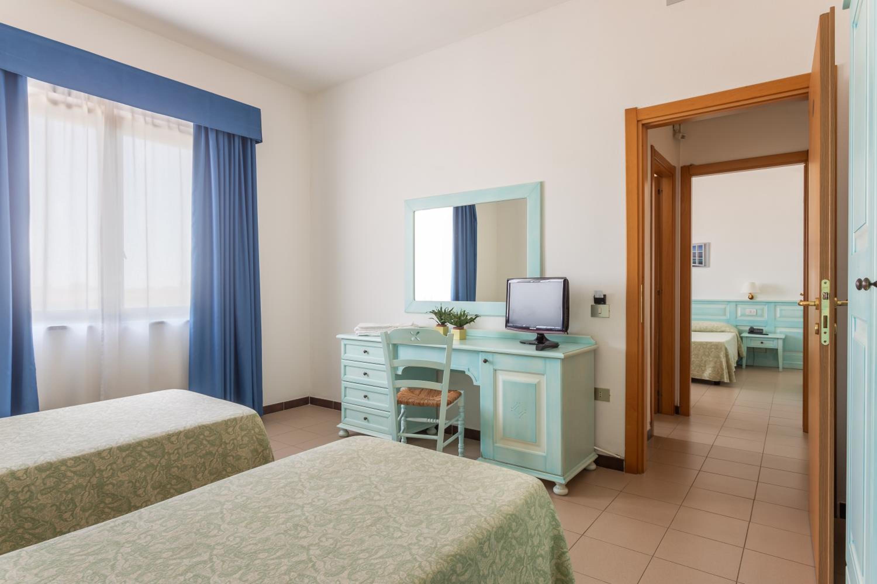 Two Connecting Double Rooms - Photo 1